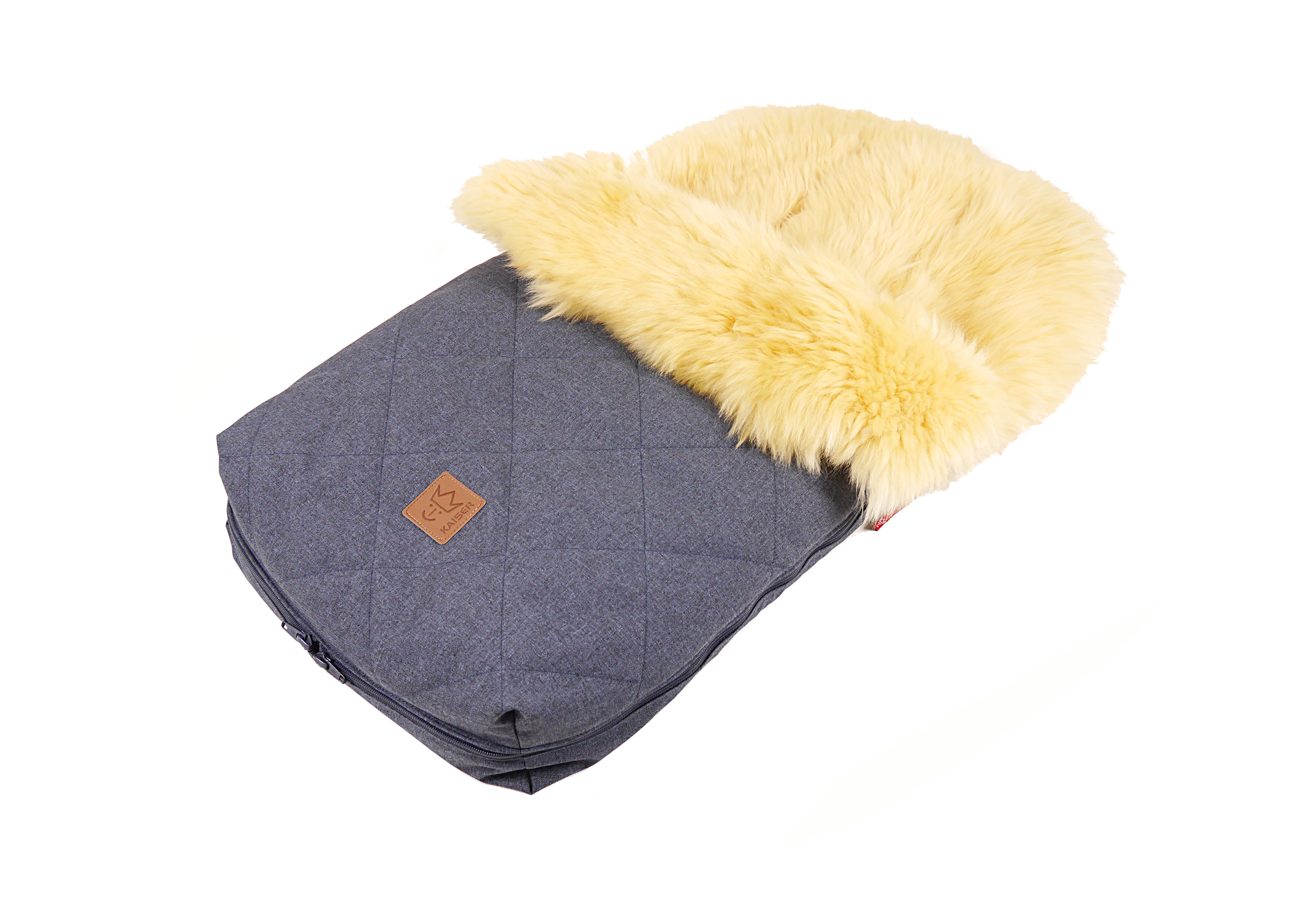 Seitenansicht Winterfußsack in der Farbe navy melange mit Lammfell