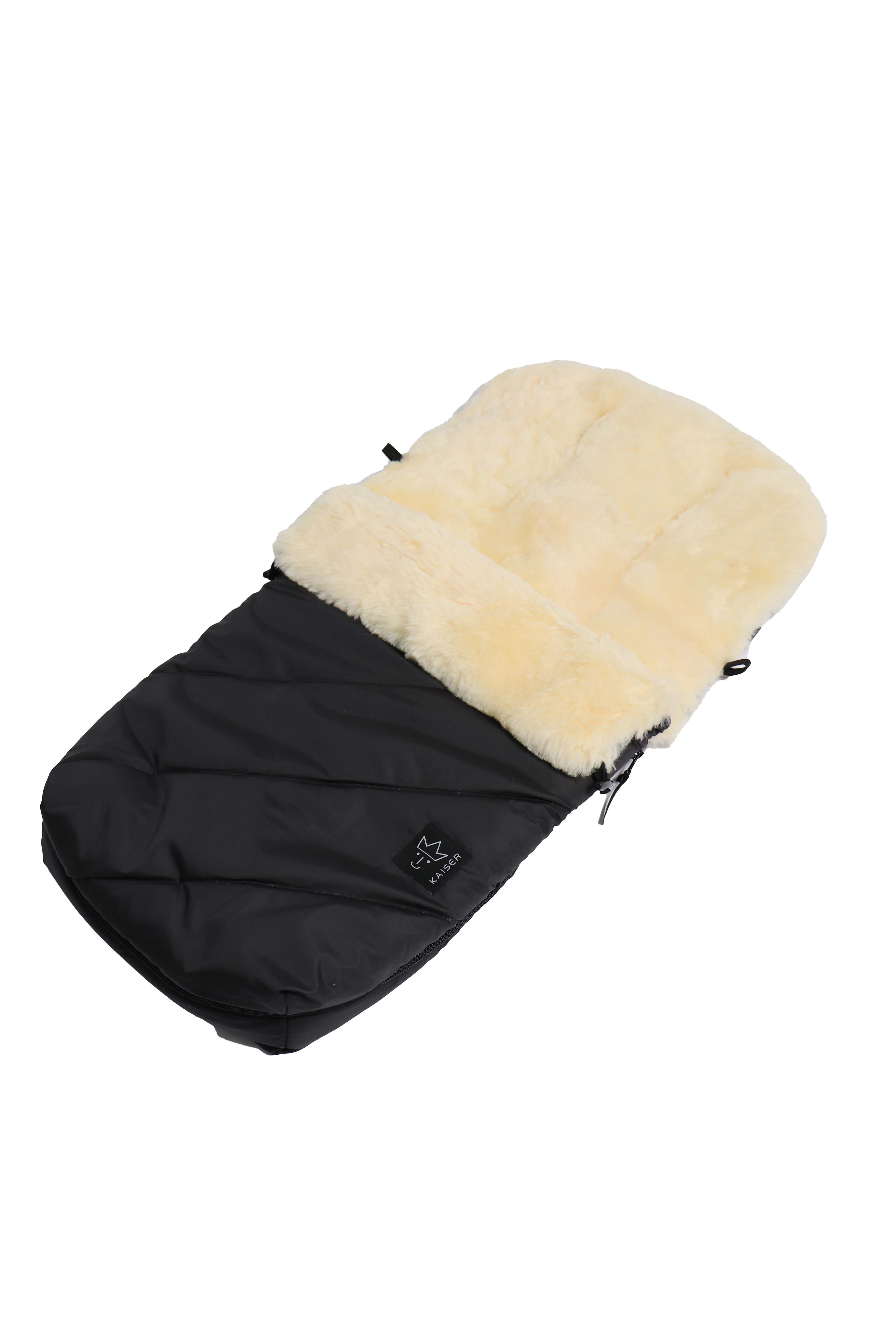 schwarzer Fußsack mit dem Lammfell-Innenfutter liegt quer