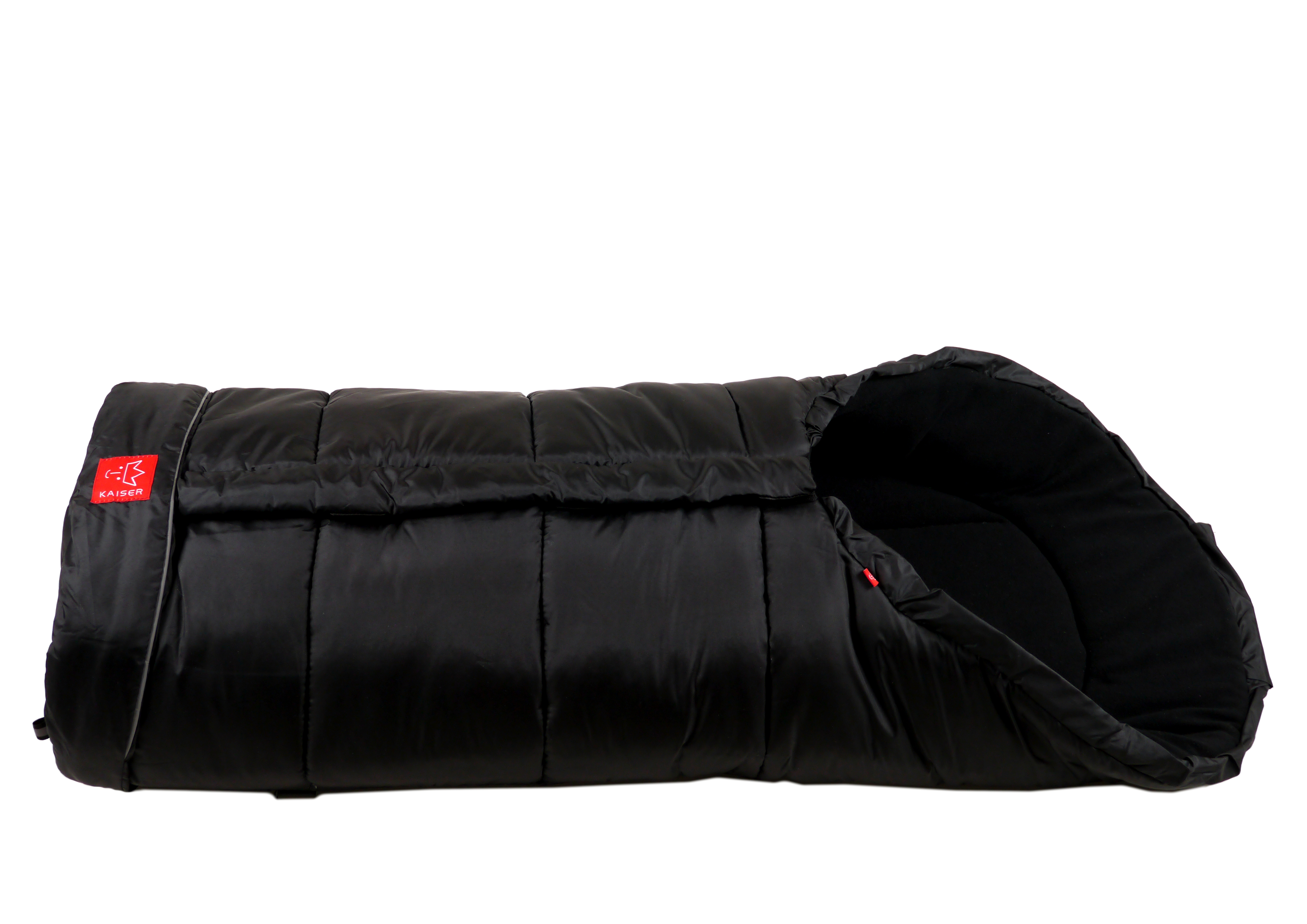 Ein schwarzer Thermofußsack mit rotem Logo liegt horizontal