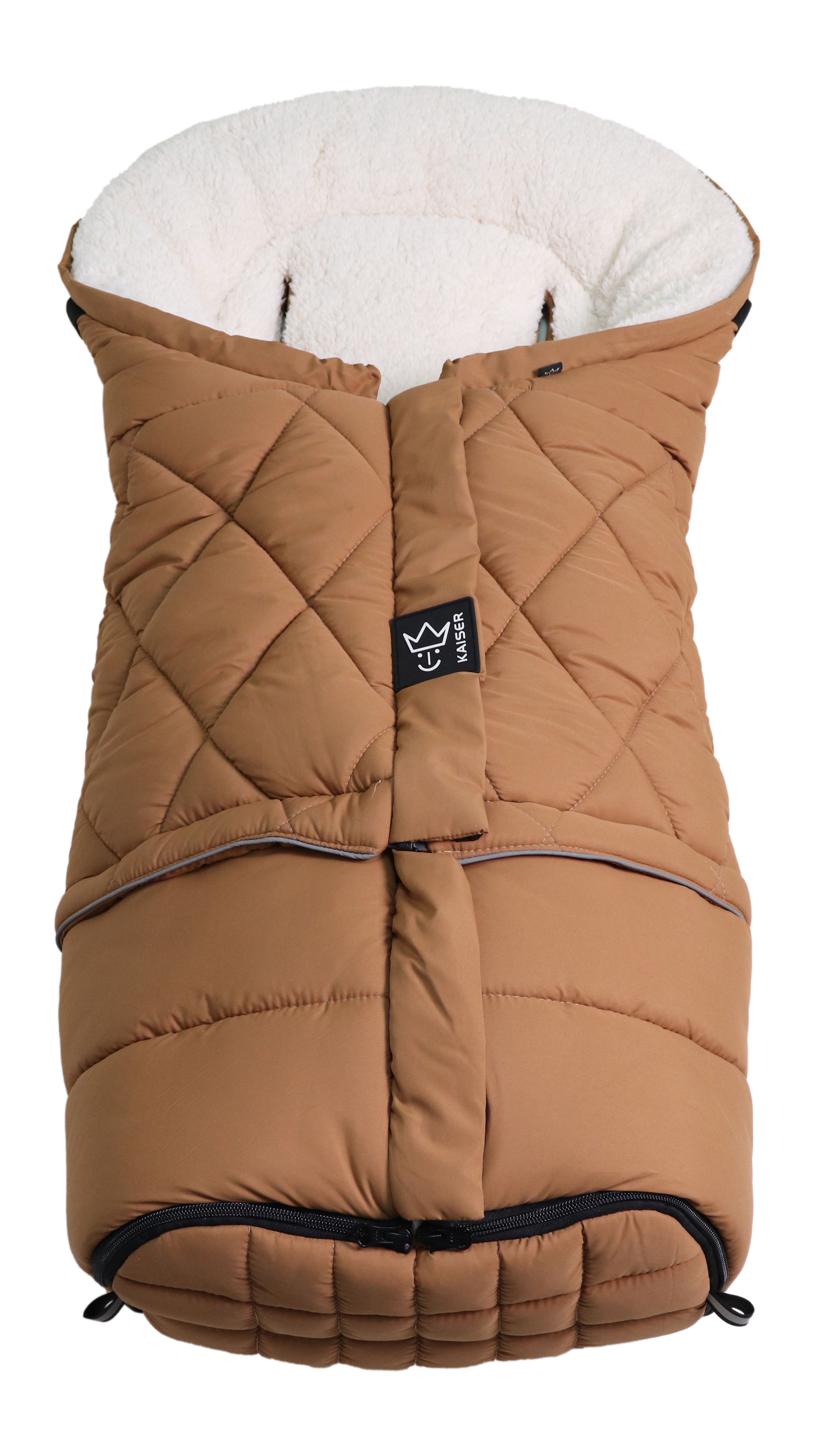 Geschlossener Fußsack mit einem Sherpa-Futter in der Farbe camel