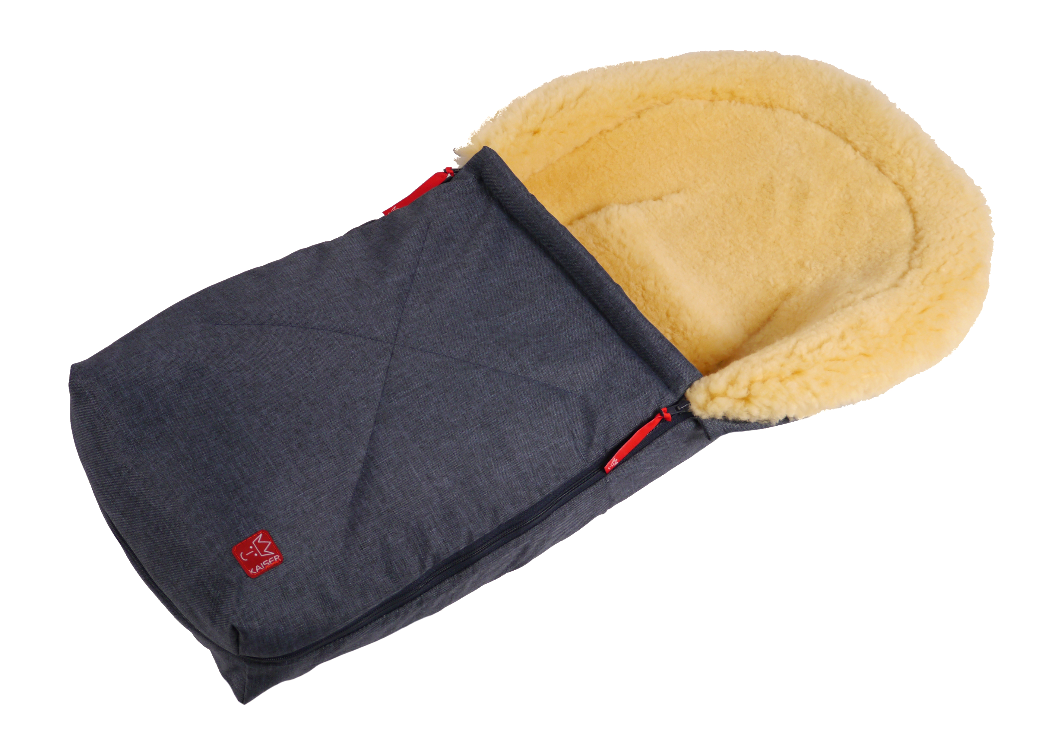 Lammfell-Fußsack von Kaiser, geöffnet, seitliche Perspektive