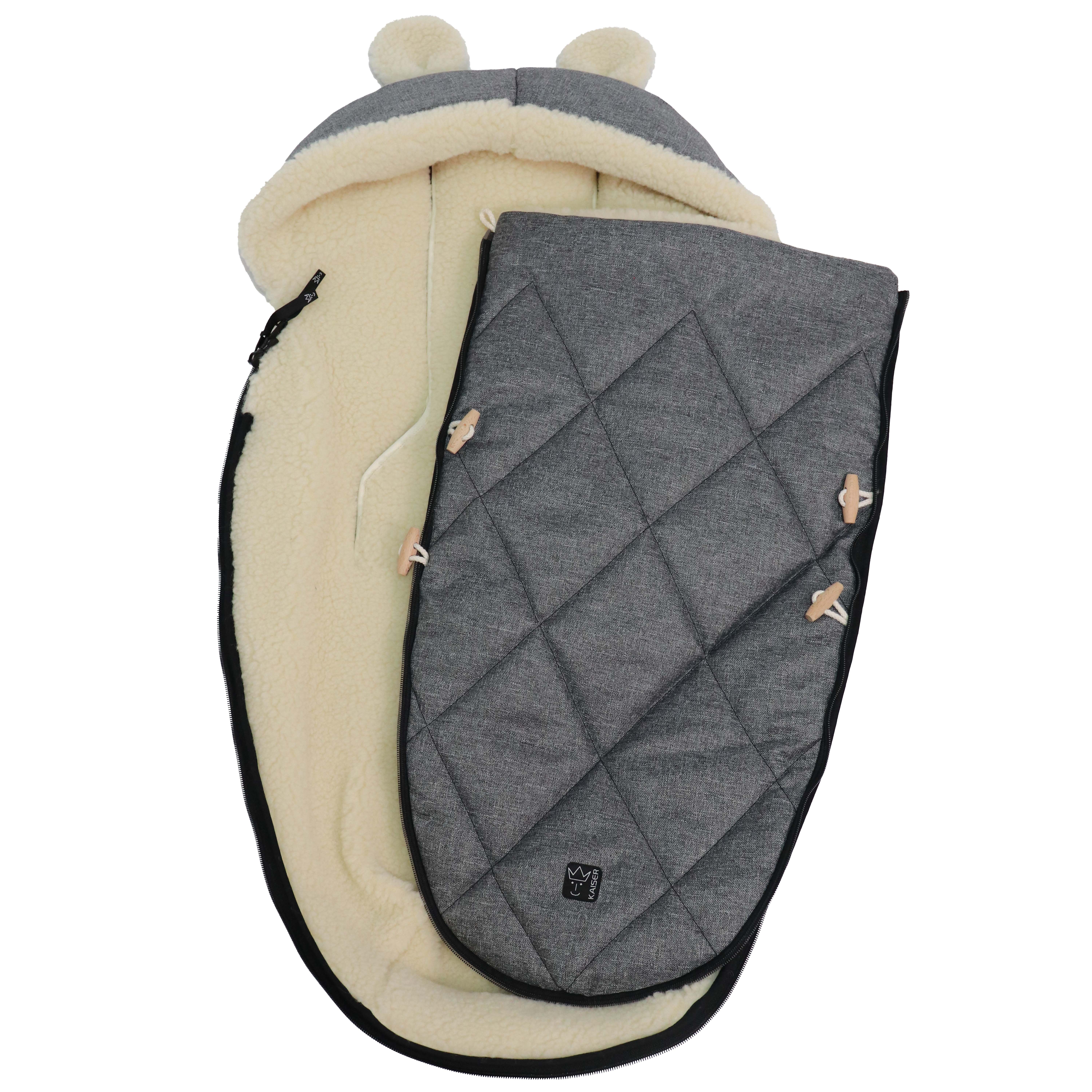 Fußsack in anthrazit mit Schafwolle-Innenfutter seitlich geöffnet und aufgeklappt