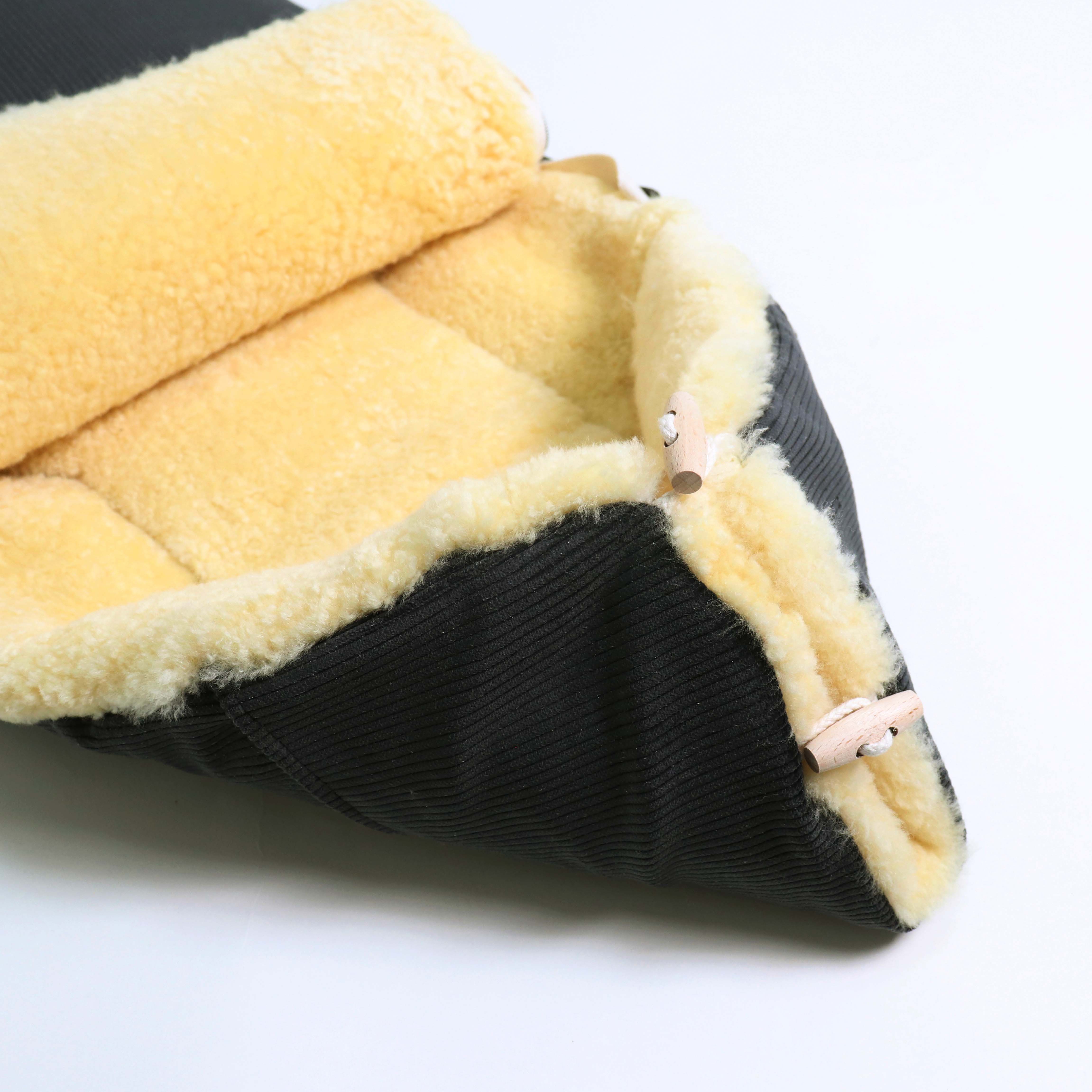 FILIA CORD Babyschalen Fußsack mit Lammfell in der Farbe Black Kapuzenansicht