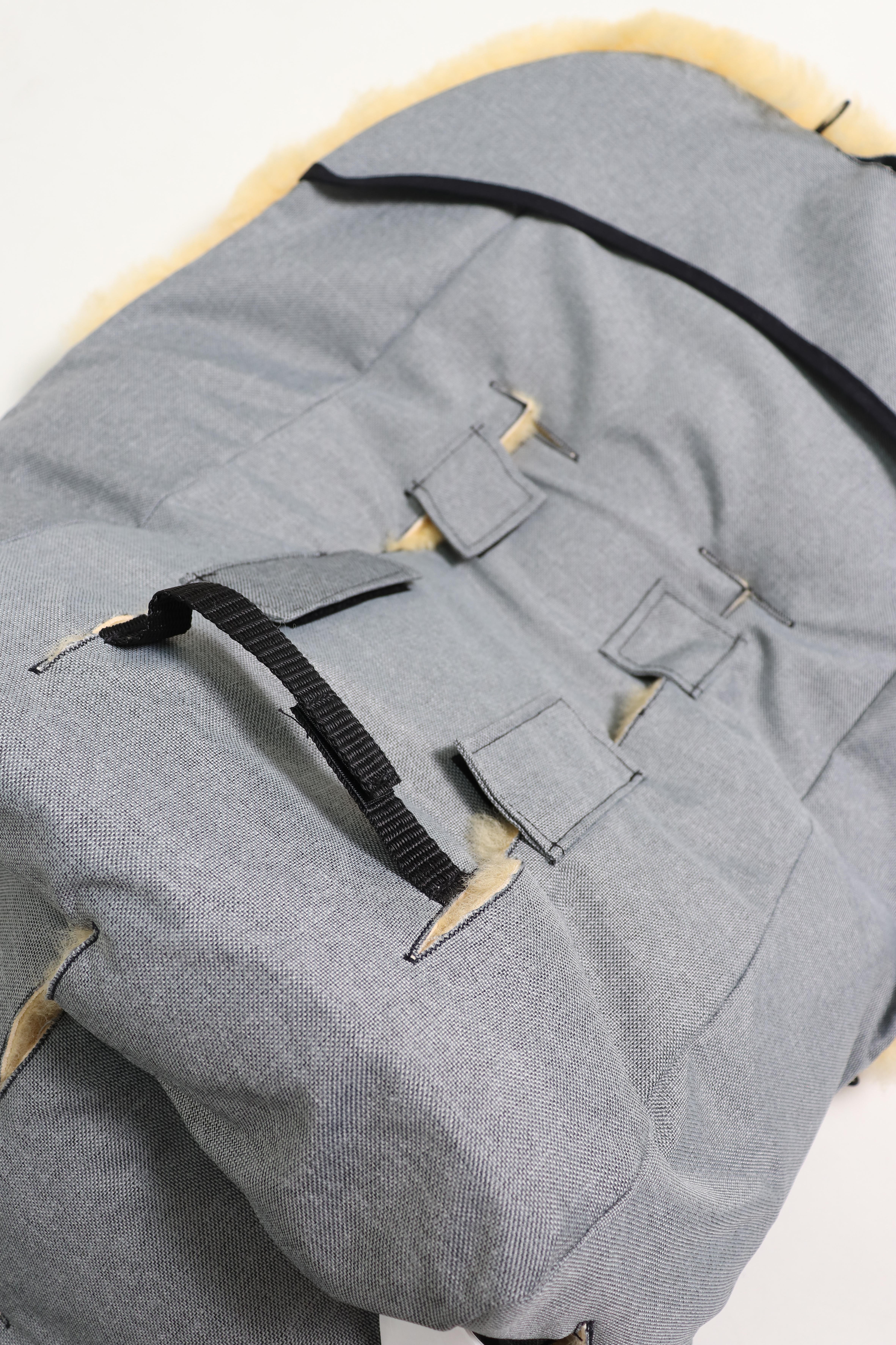 Fußsack mit dem Lammfell-Innenfutter in light-grey-melange Rückseite