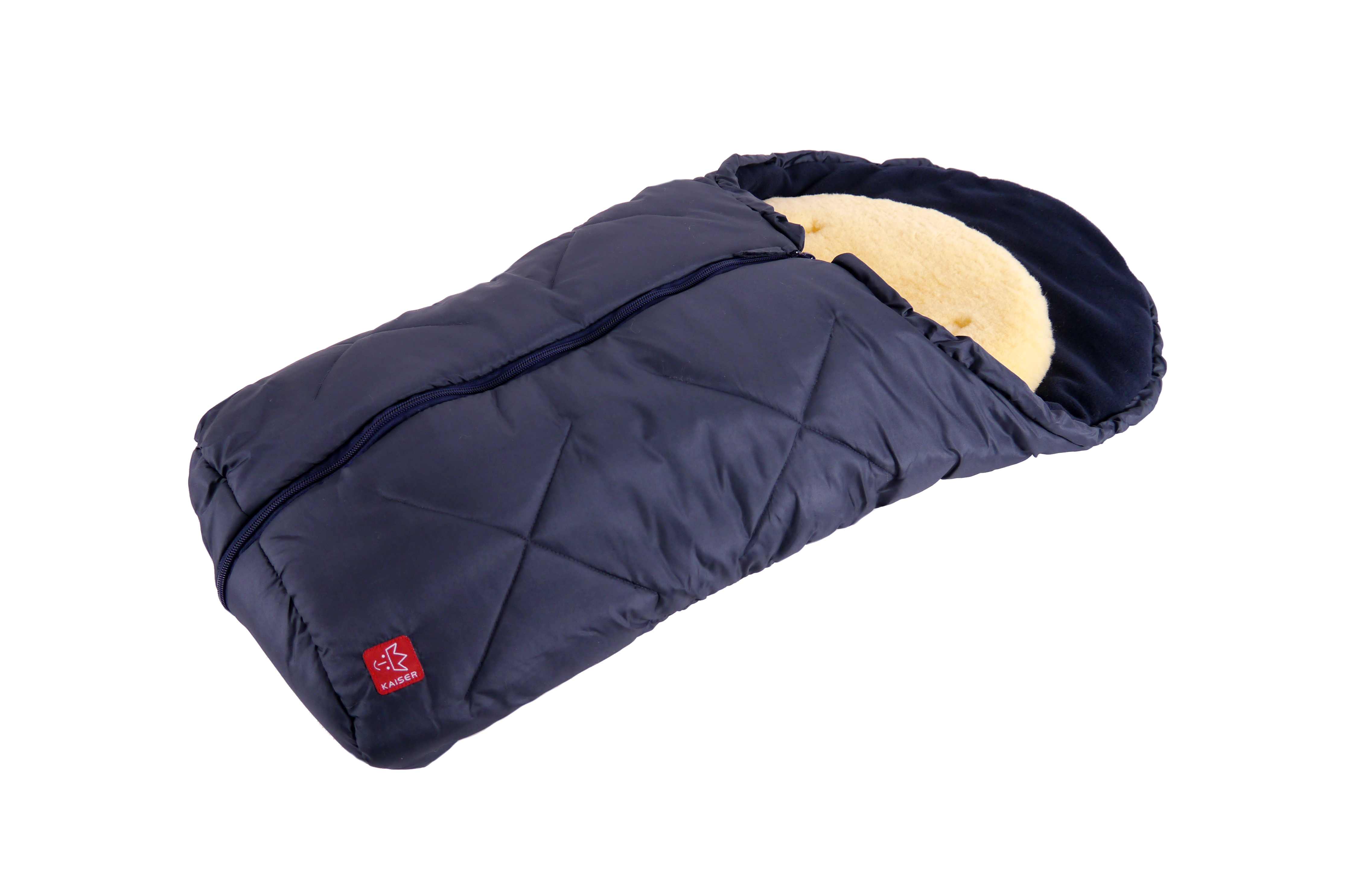 Babyschalen Lammfell-Fußsack in der Farbe navy, seitlich liegend, Reißverschluss sichtbar