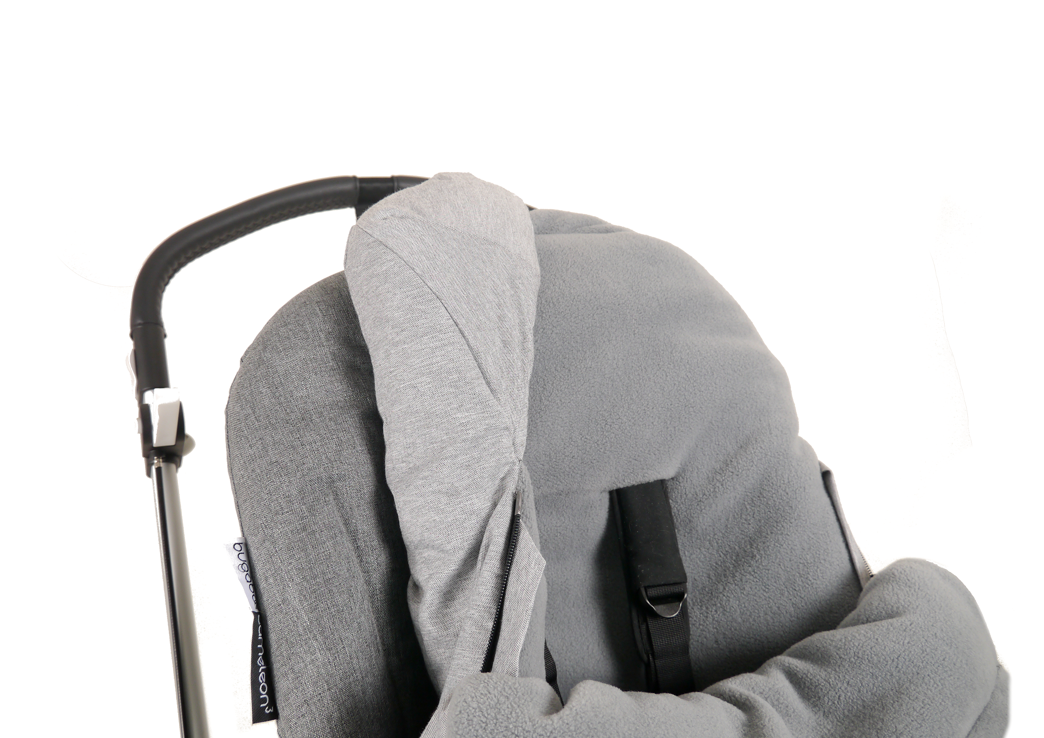 Kopfteil des hellgrauen Winterfußsacks mit Fleece-Innenfutter im Kinderwagen