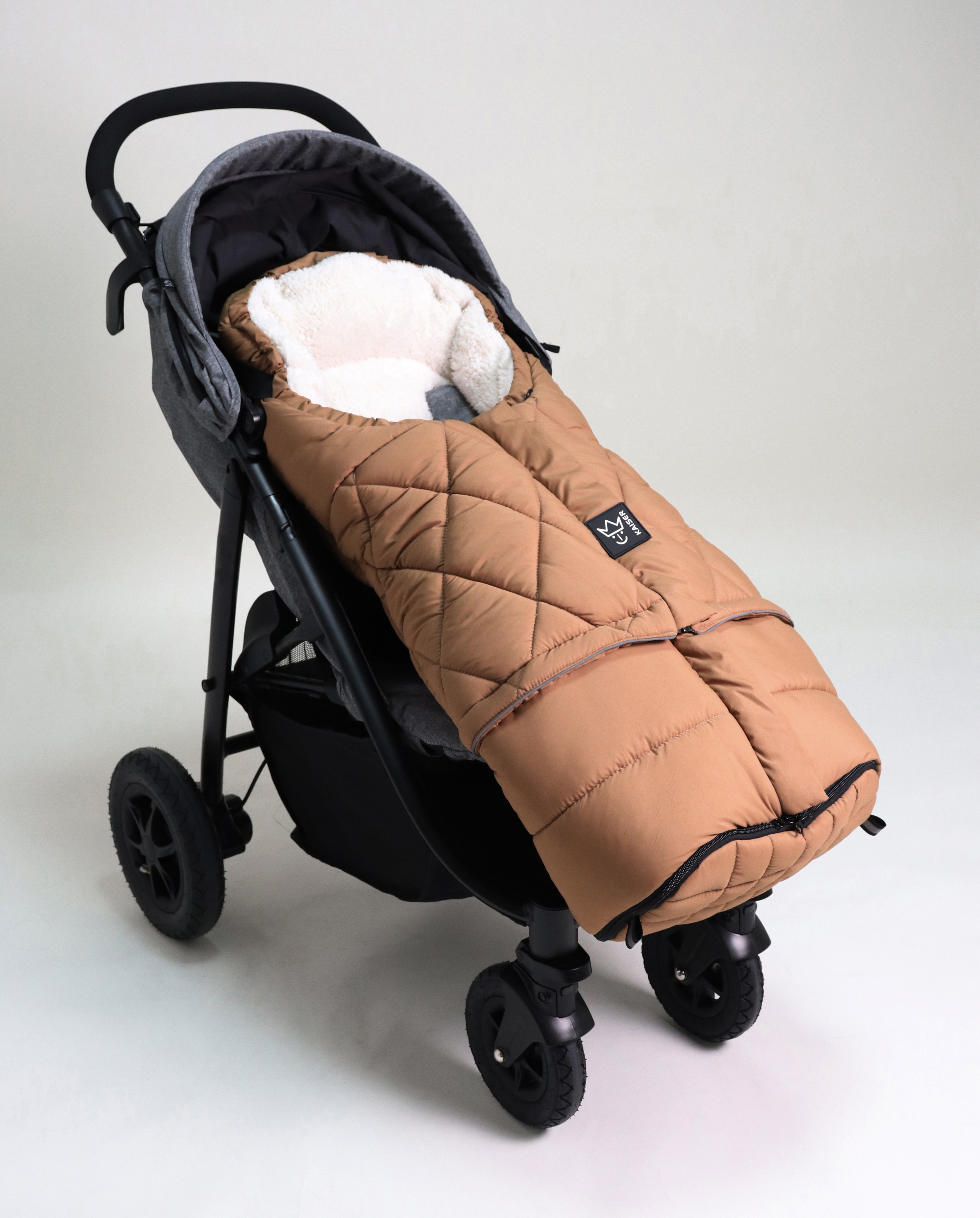 MOONY 2in1, Thermo Universal Fußsack Fußsack mit einem Sherpa-Futter in der Farbe camel ist in einem Kinderwagen eingesetzt