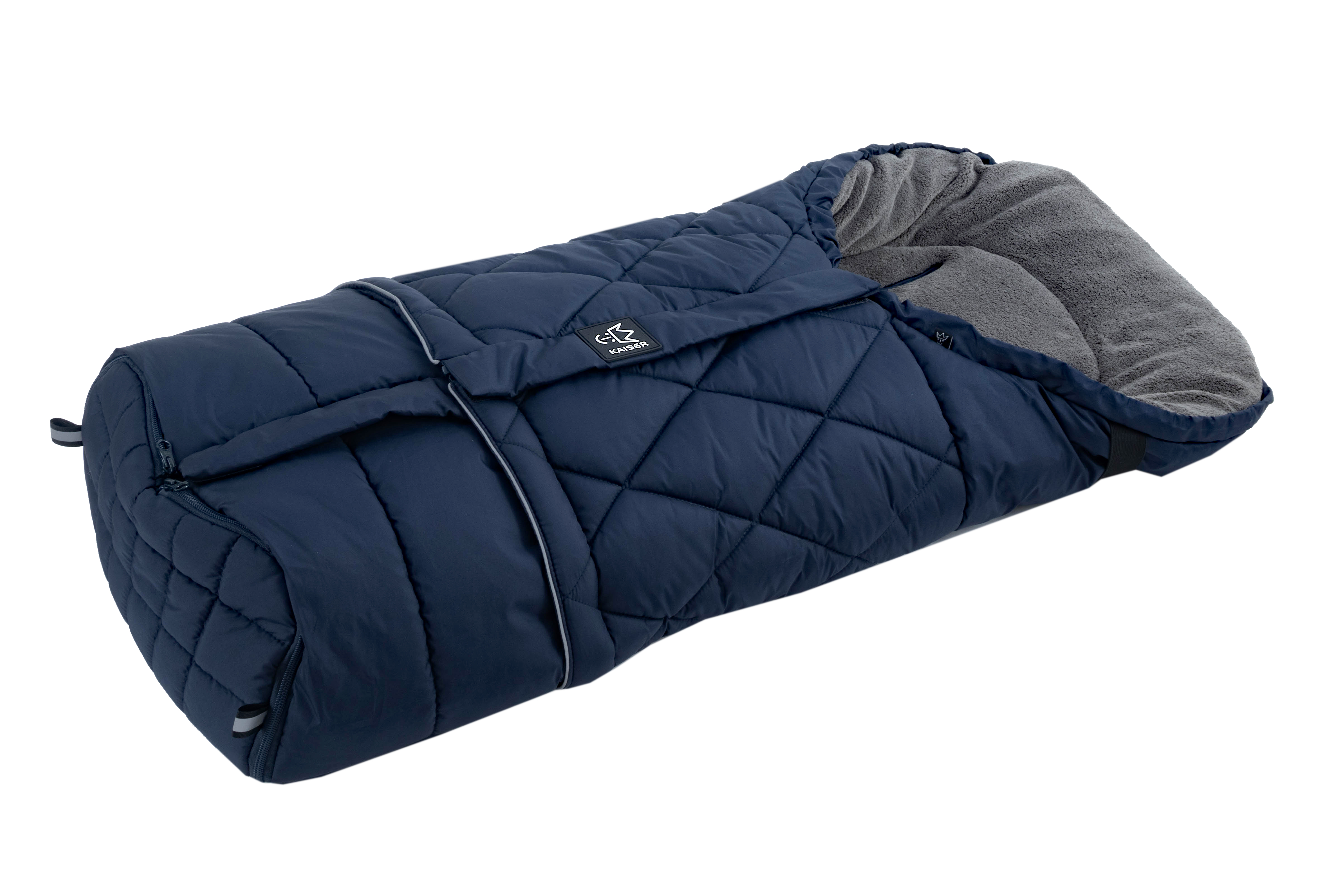 Fußsack mit einem Sherpa-Futter in der Farbe navy liegt quer