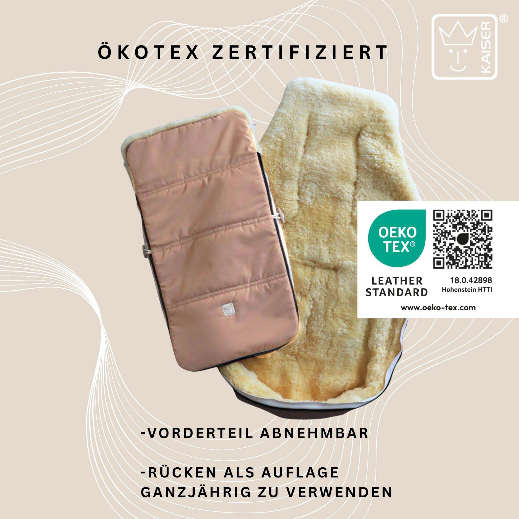 Geöffneter Fußsack mit OEKO-TEX®-Zertifikat – Rückenteil als Lammfellauflage nutzbar