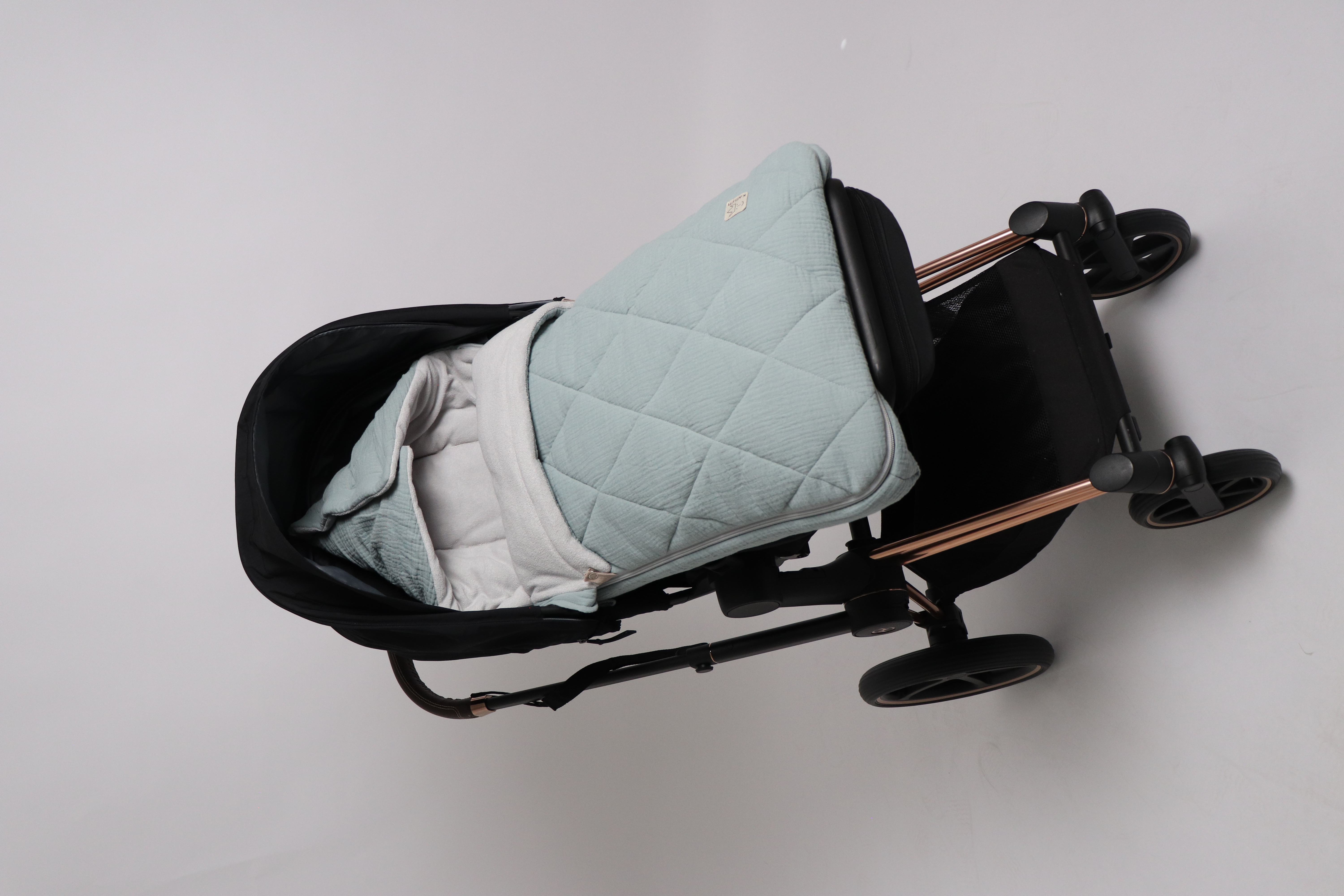 Sommer Fußsack in der Farbe slit green in einem Kinderwagen eingesetzt