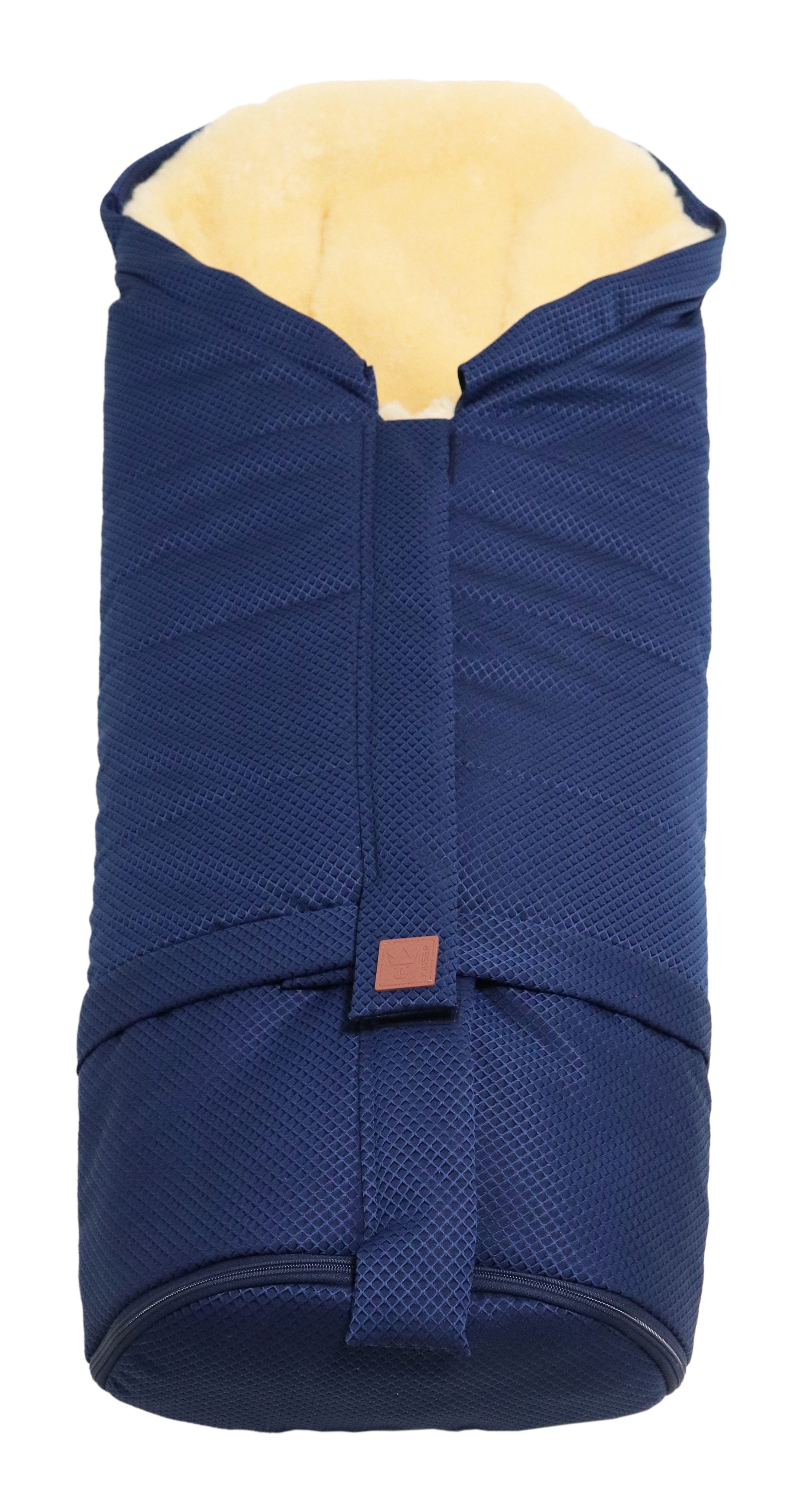 Geschlossener Fußsack mit beigem Lammfell-Innenfutter in der Farbe blue waffle