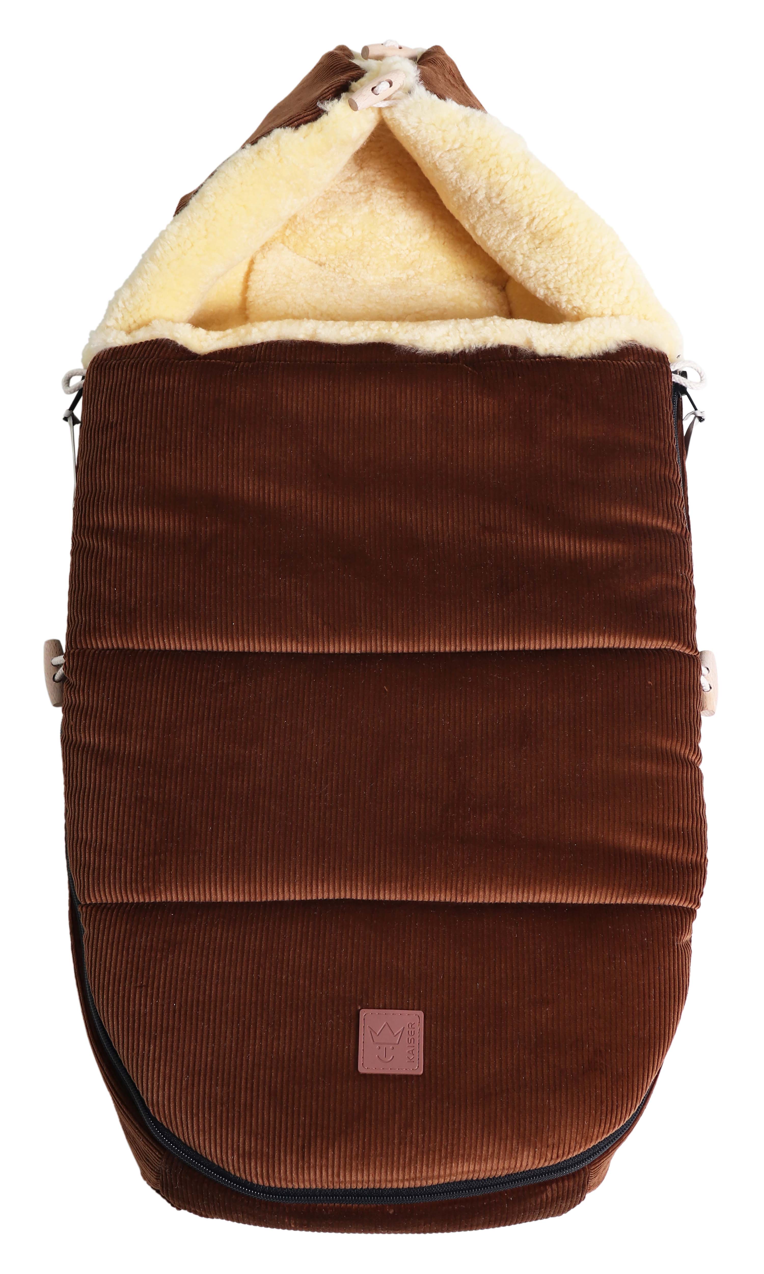 FILIA CORD Babyschalen Fußsack mit Lammfell in der Farbe brown, Stoffdetail Cord und Lammfell sichtbar