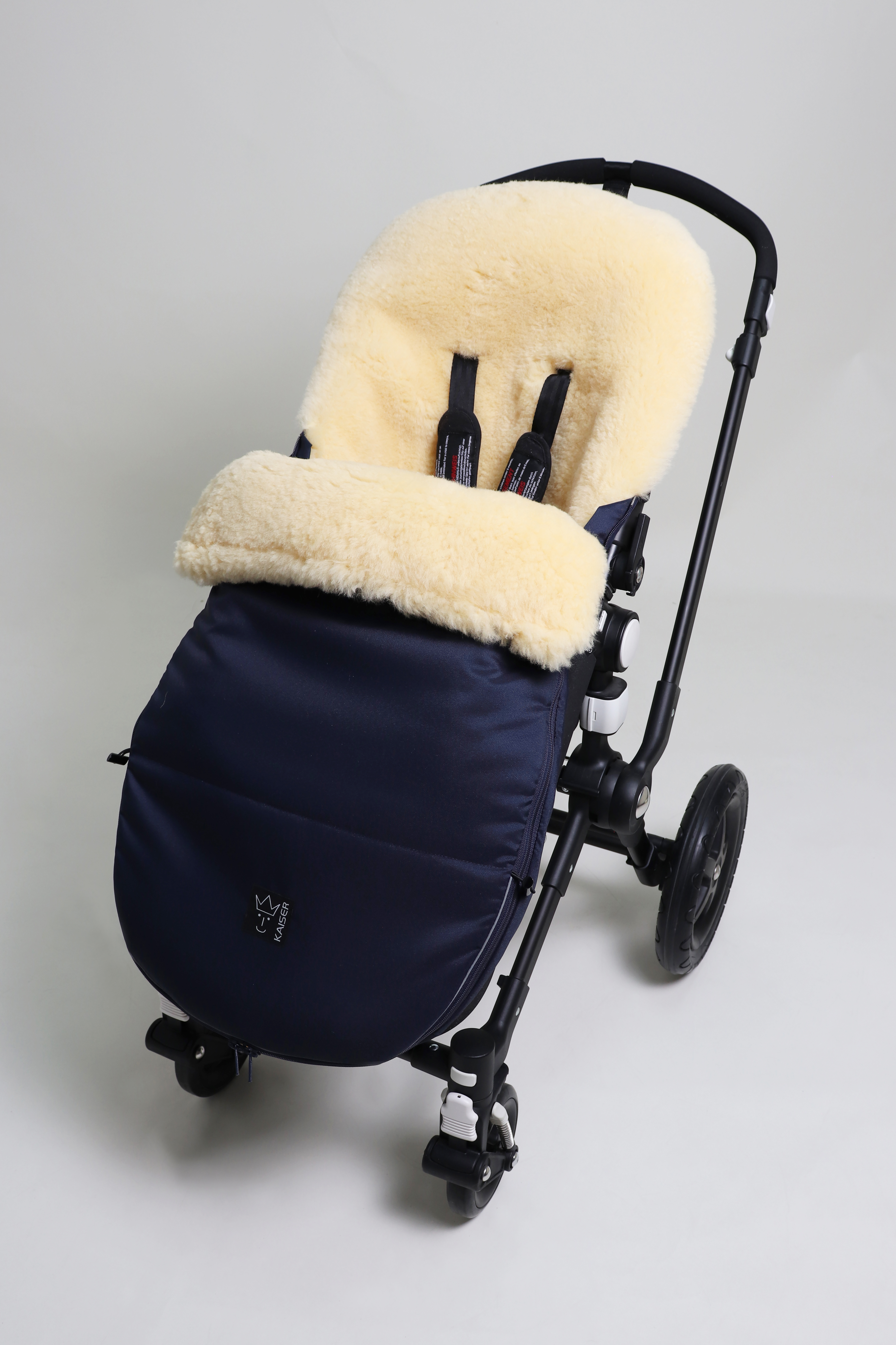 Fußsack mit dem Lammfell-Innenfutter in Navy in einem Kinderwagen eingesetzt