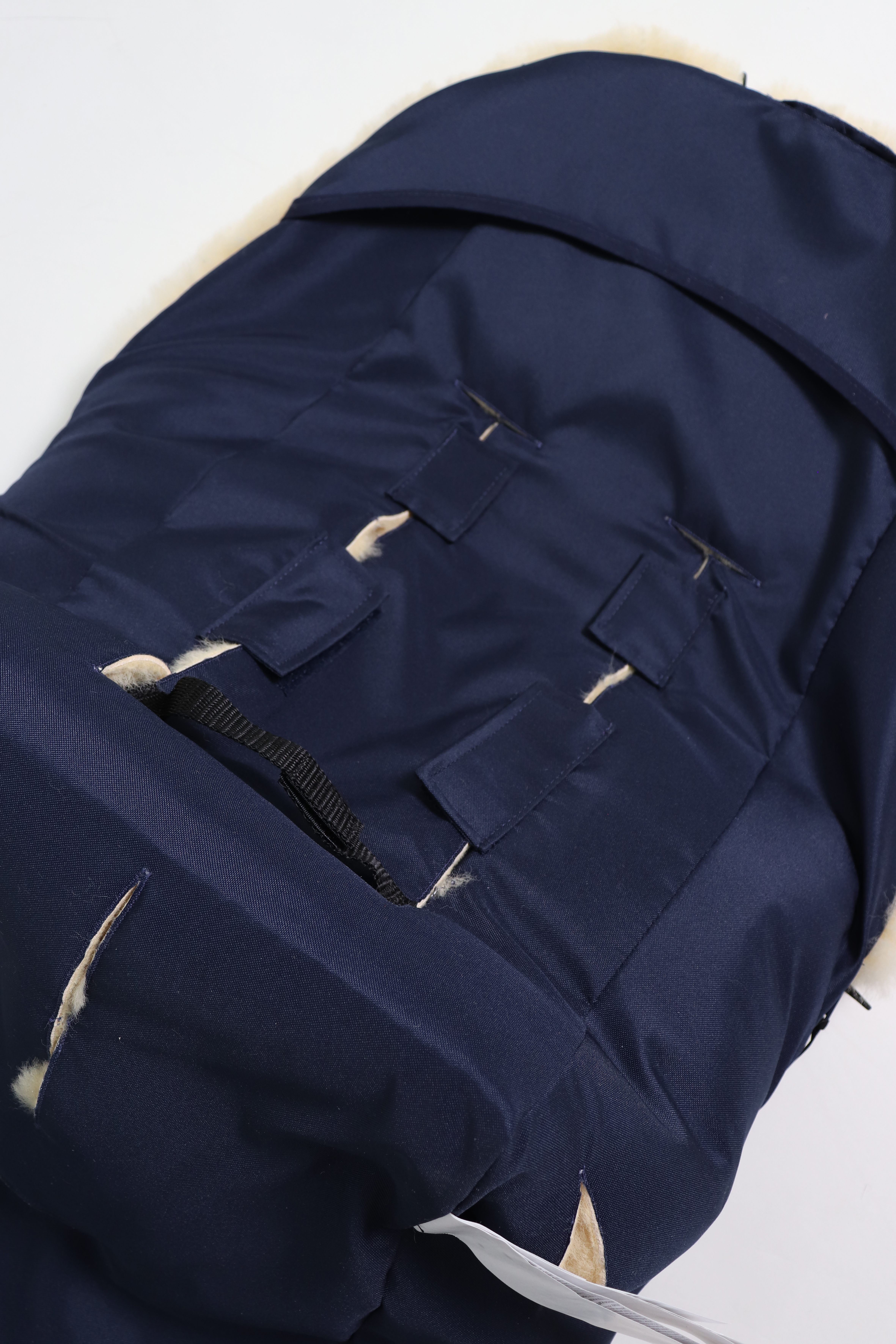 Fußsack mit dem Lammfell-Innenfutter in Navy Rückseite
