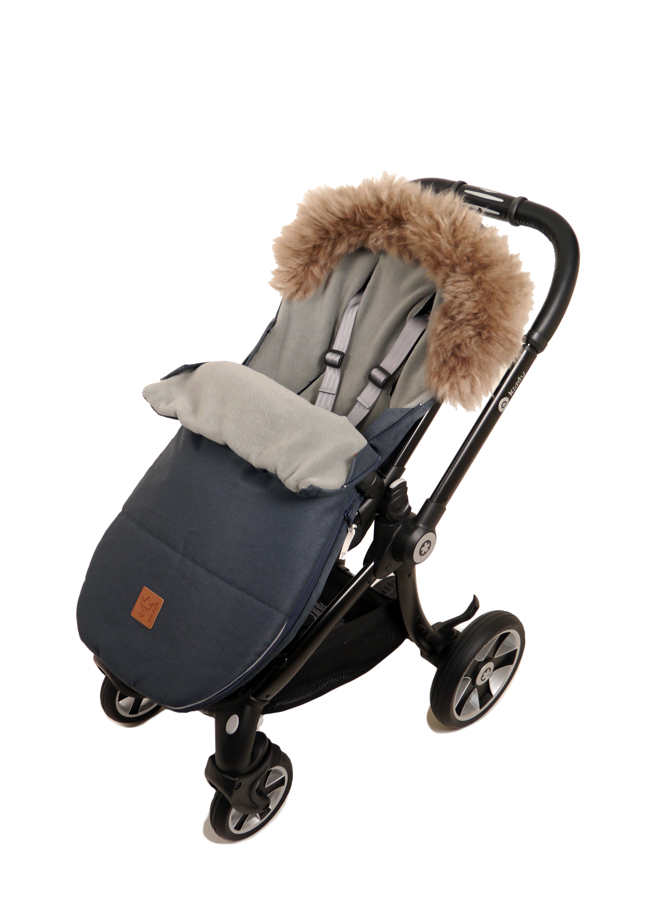 Kaiser Fußsack in der Farbe denim blue mit braunem Fellrand und grauem Fleece-Innenfutter im Kinderwagen montiert