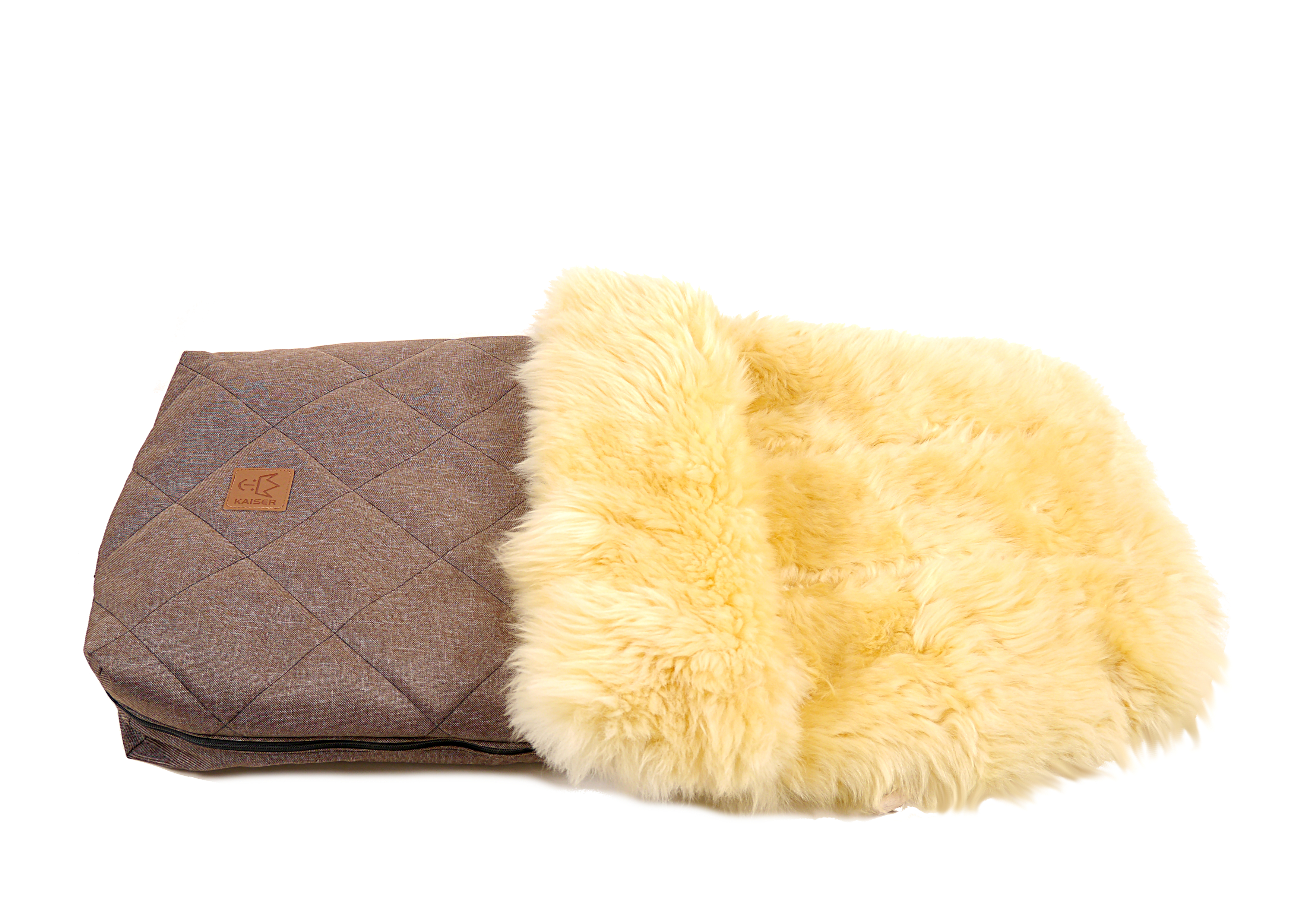 Winterfußsack in der Farbe braun melange mit Lammfell liegt horizontal