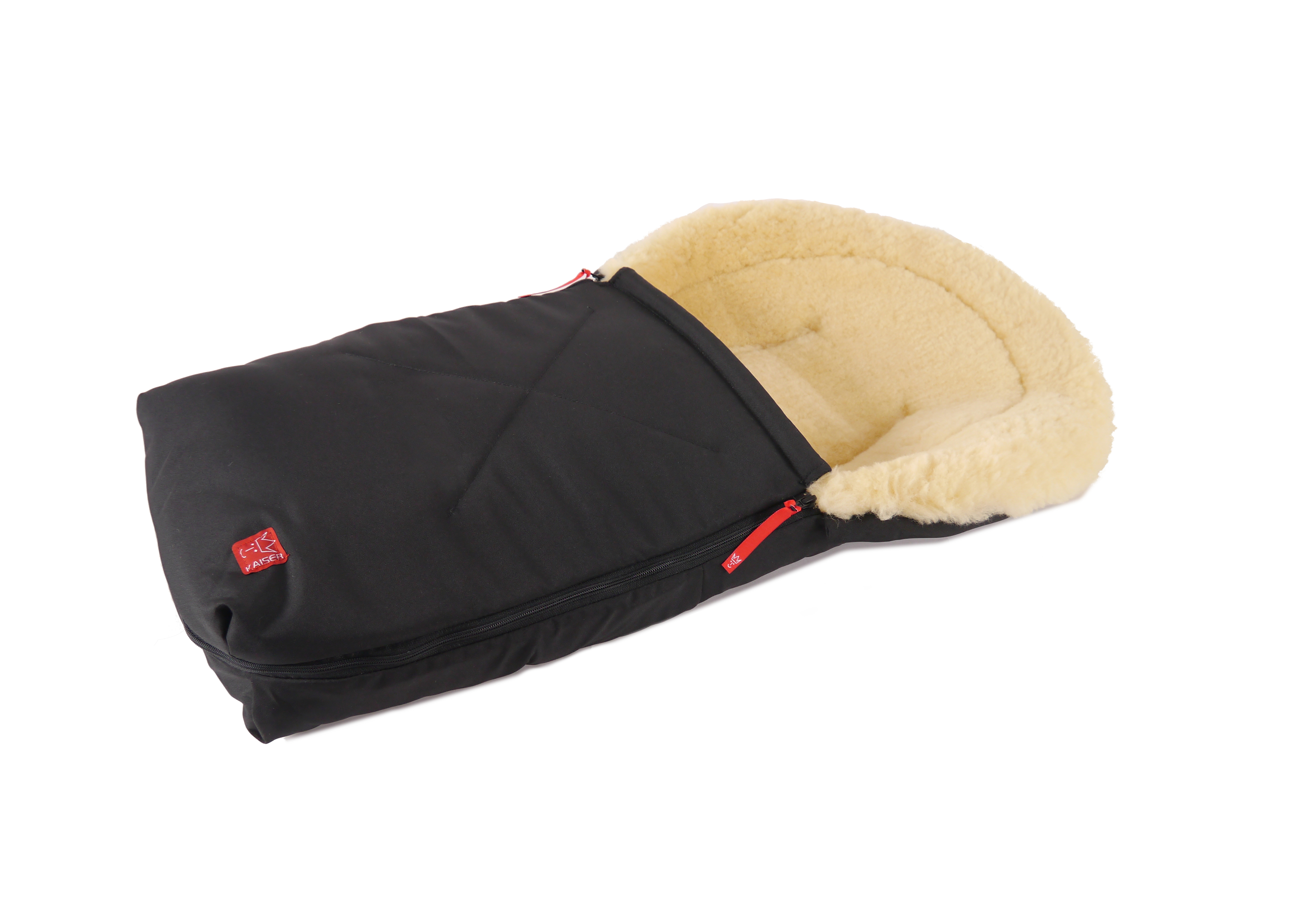 Lammfell-Fußsack von Kaiser, geöffnet, seitliche Perspektive