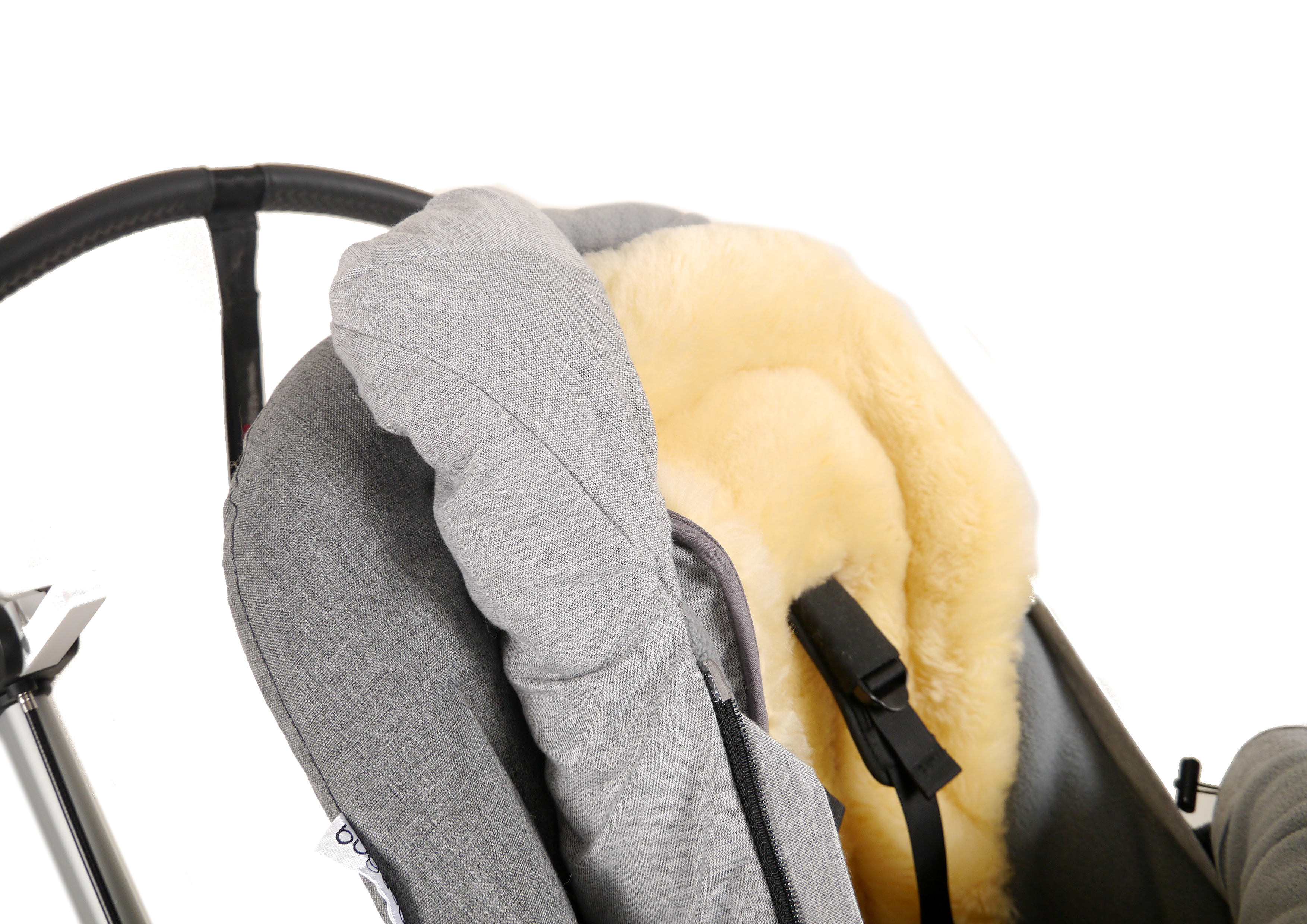 Detailansicht Kopfteil Winterfußsack im Kinderwagen mit Lammfell-Innenfutter