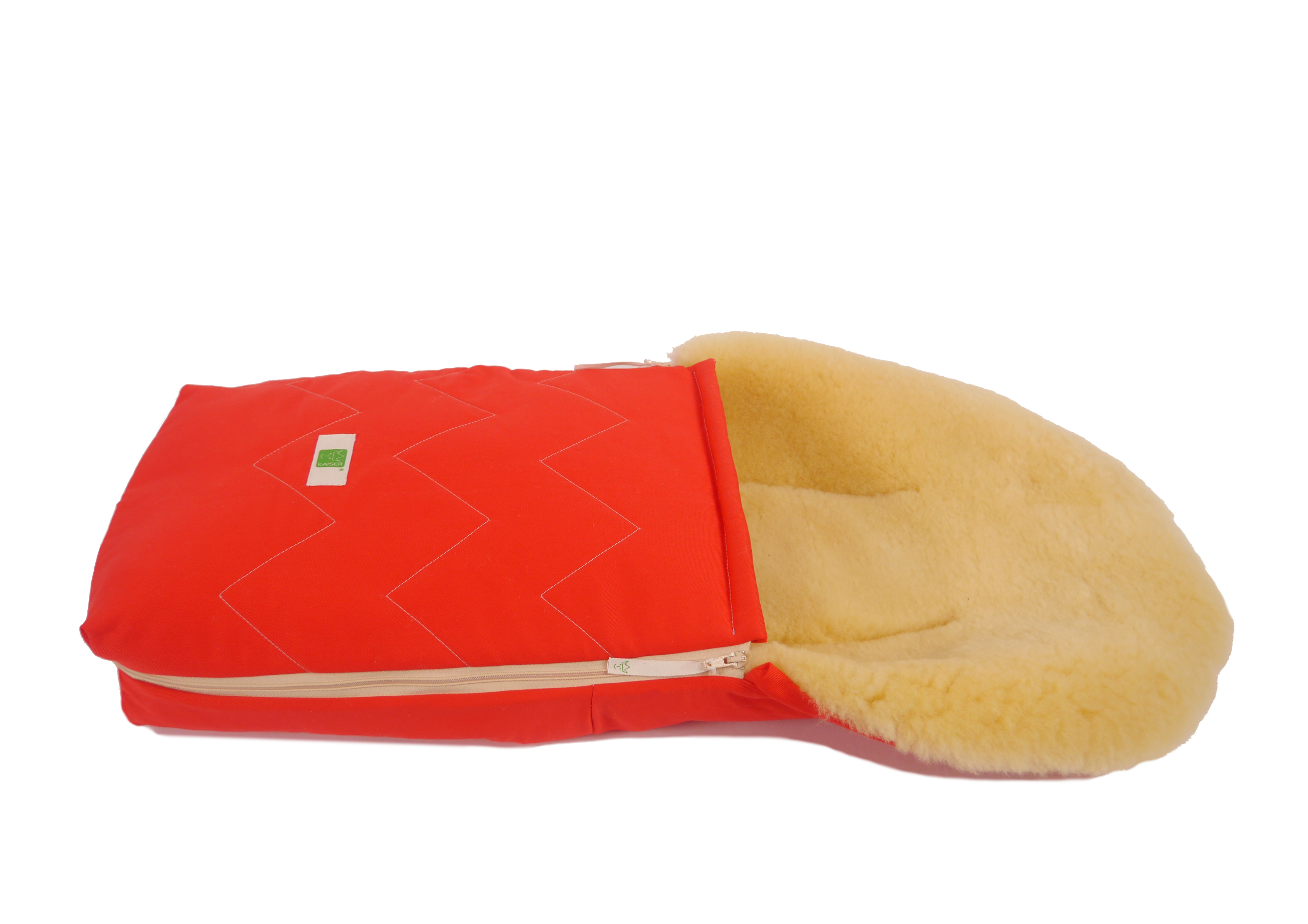 Lammfell-Fußsack von Kaiser in red, geöffnet, liegend, seitlich geöffnet