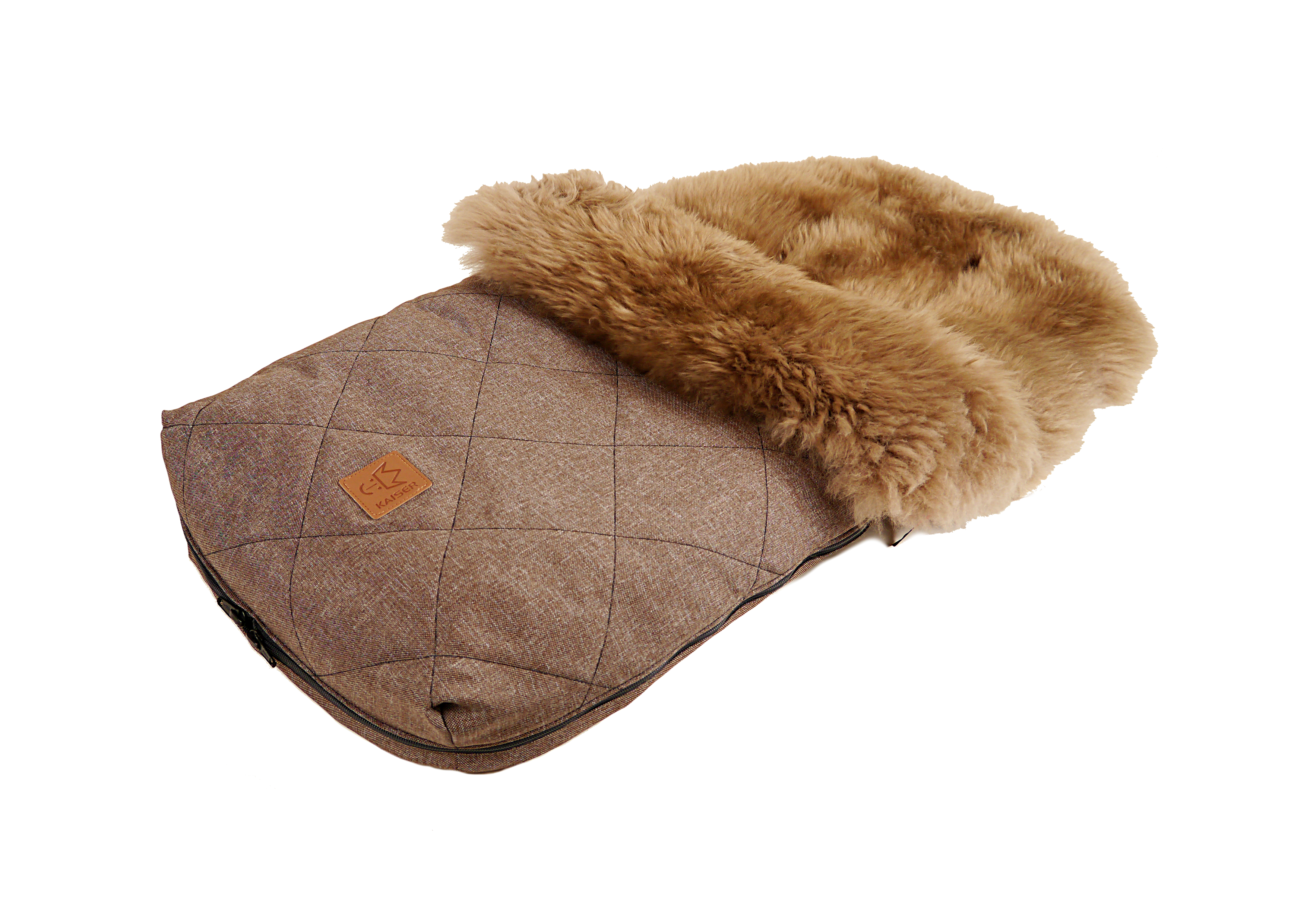 Fußsack mit dem Lammfell-Innenfutter in der Farbe brown melange liegt quer