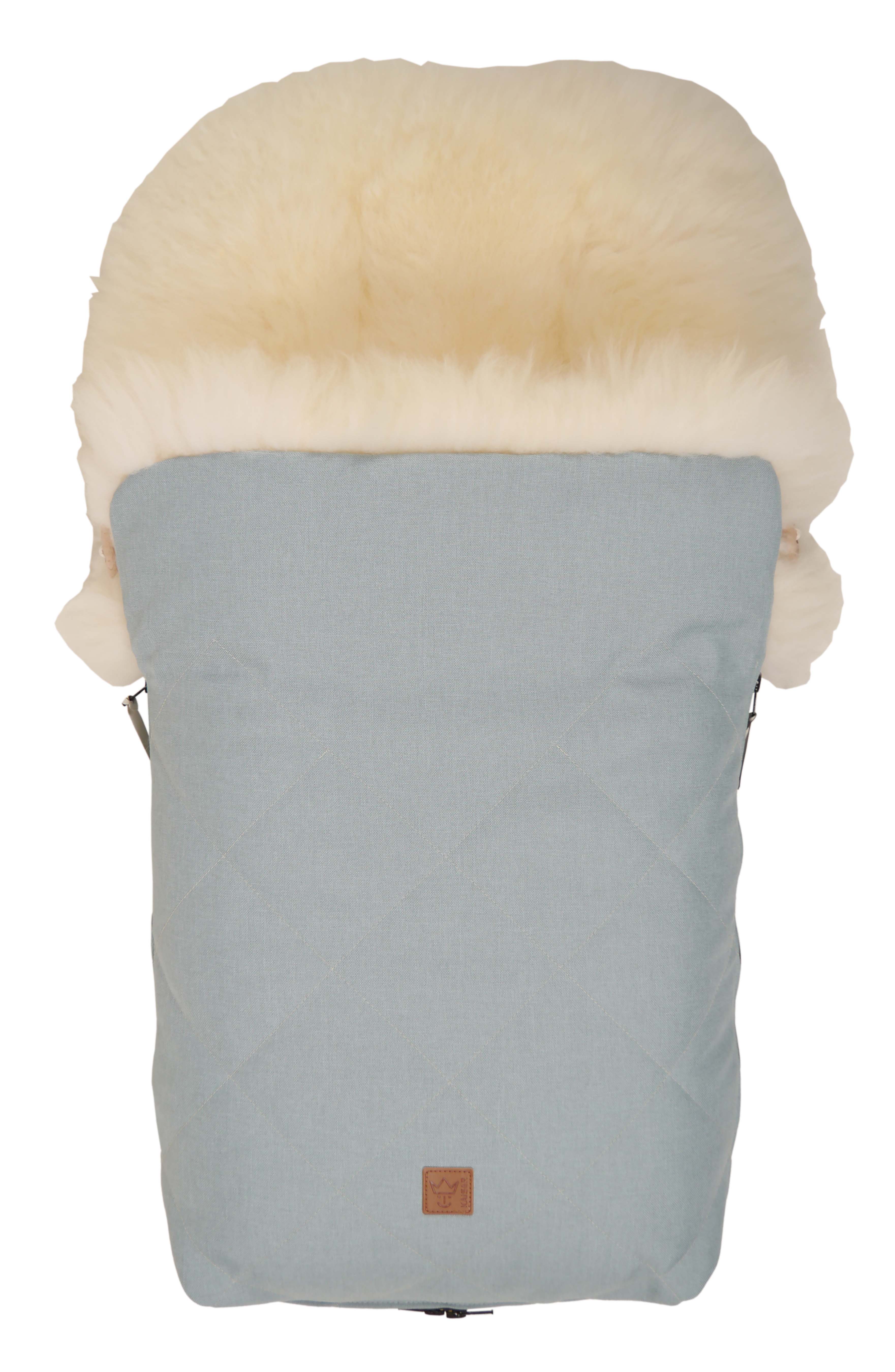 Fußsack mit dem Lammfell-Innenfutter in der Farbe ice-green ist zusammengeklappt
