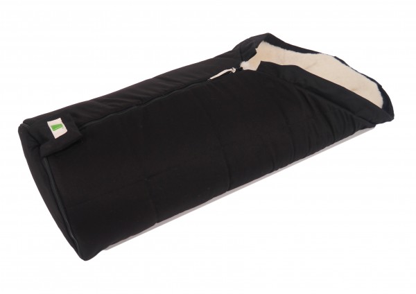 Seitenansicht Winterfußsack in der Farbe schwarz für Kinderwagen mit Lammfell