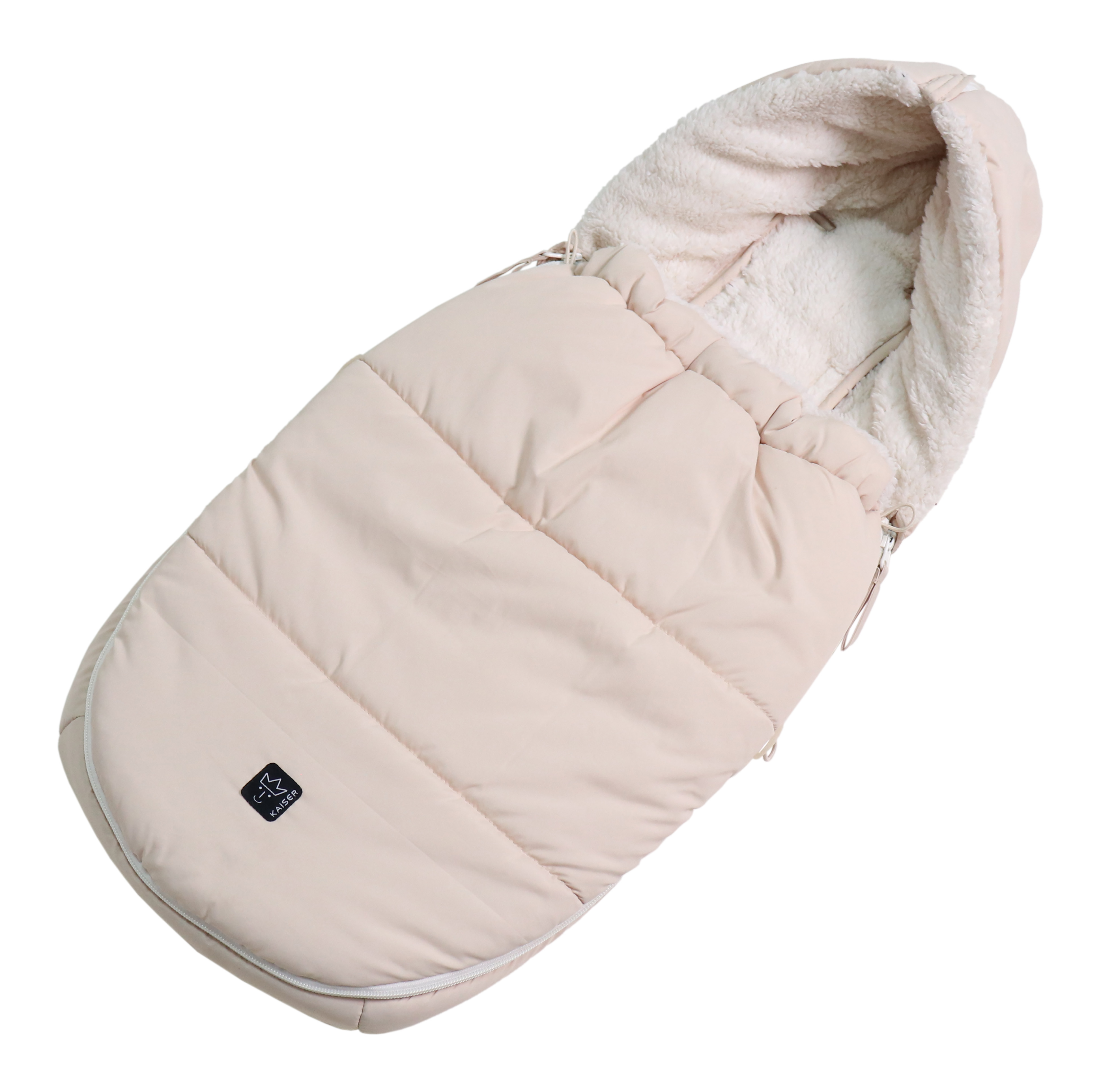 Fußsack mit weißem Fleece-Innenfutter für Babyschale in der Farbe sand schräg fotografiert