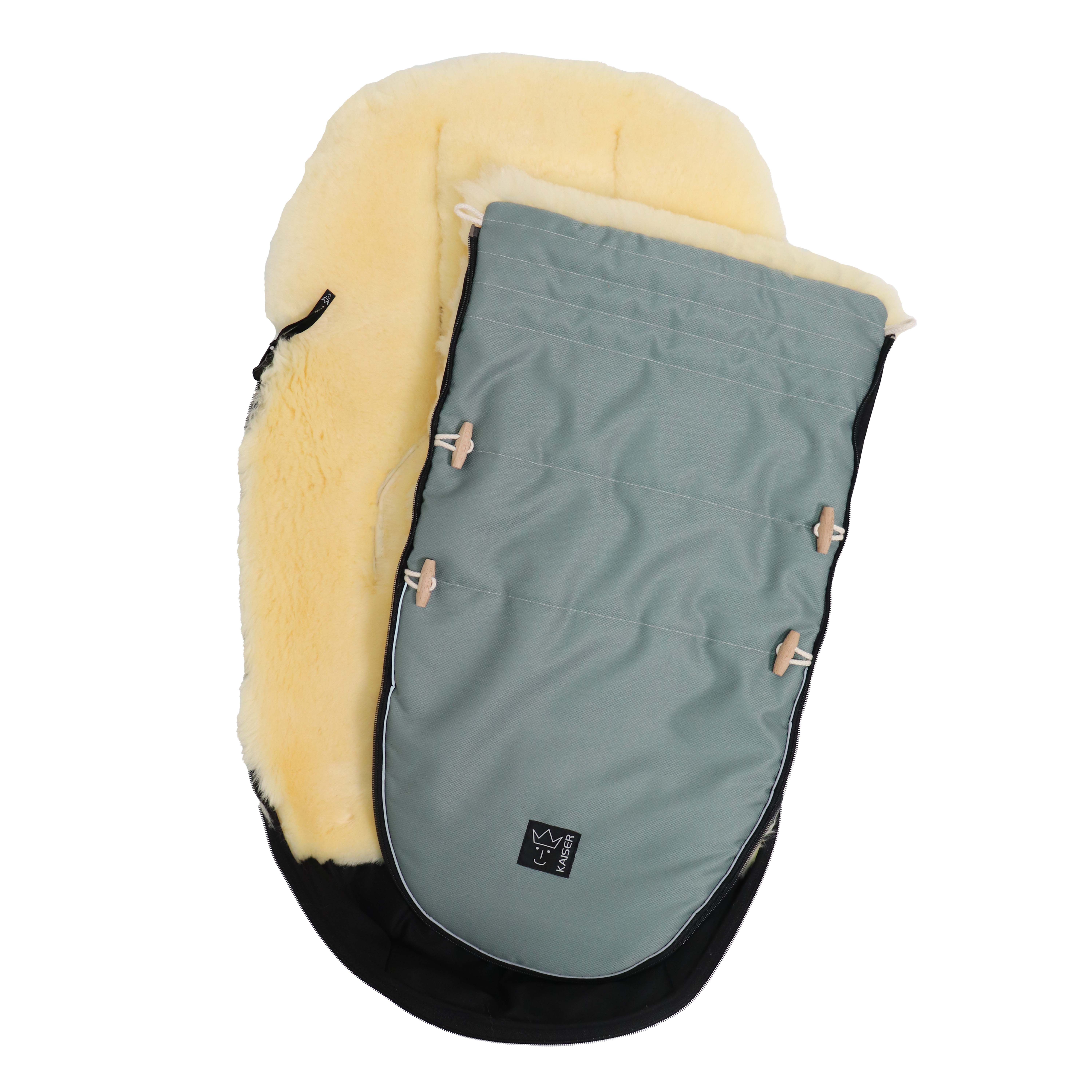 Fußsack mit dem Lammfell-Innenfutter in der Farbe slit green seitlich geöffnet und aufgeklappt