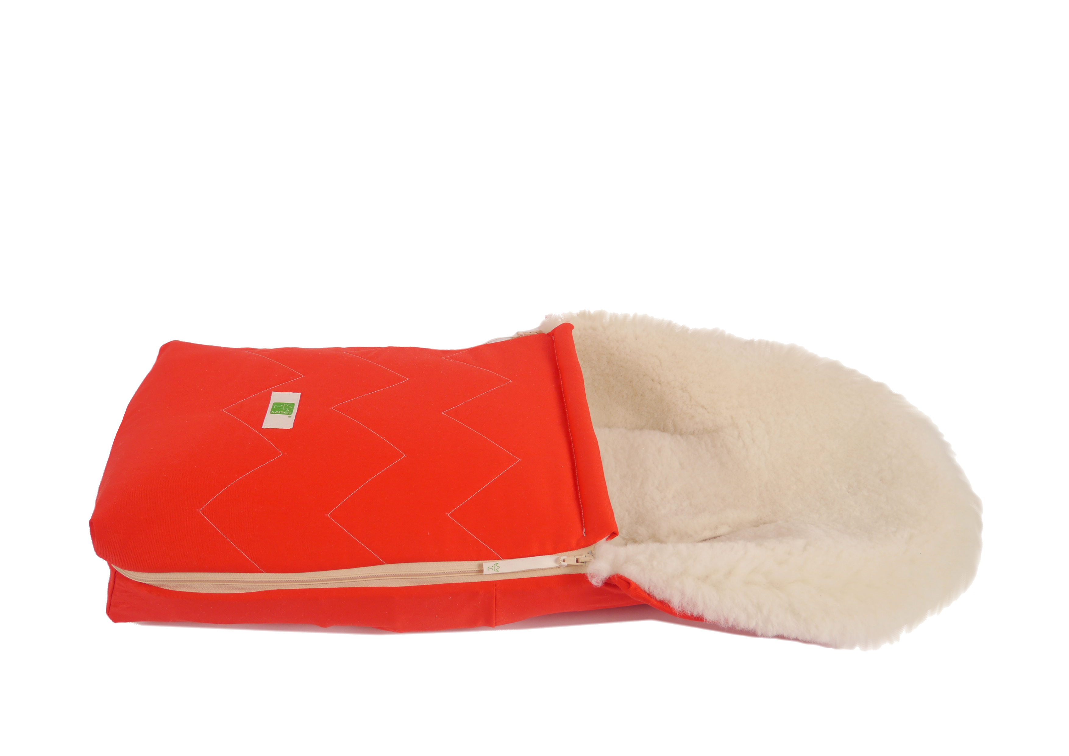 Lammfell-Fußsack von Kaiser in red, liegend, seitlich geöffnet