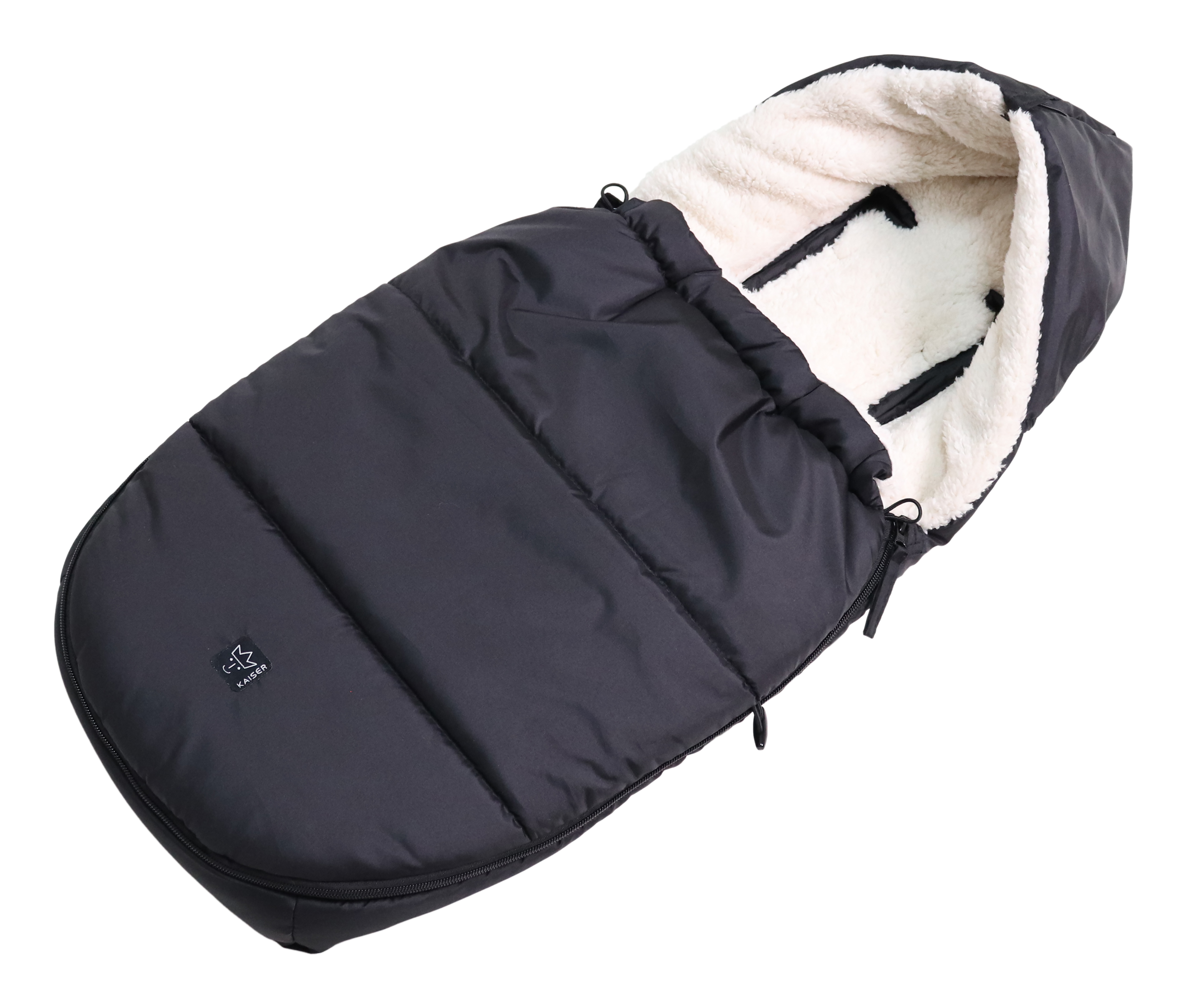 HOODY 2.0 Fußsack mit weißem Fleece-Innenfutter für Babyschale in der Farbe black-creme schräg fotografiert