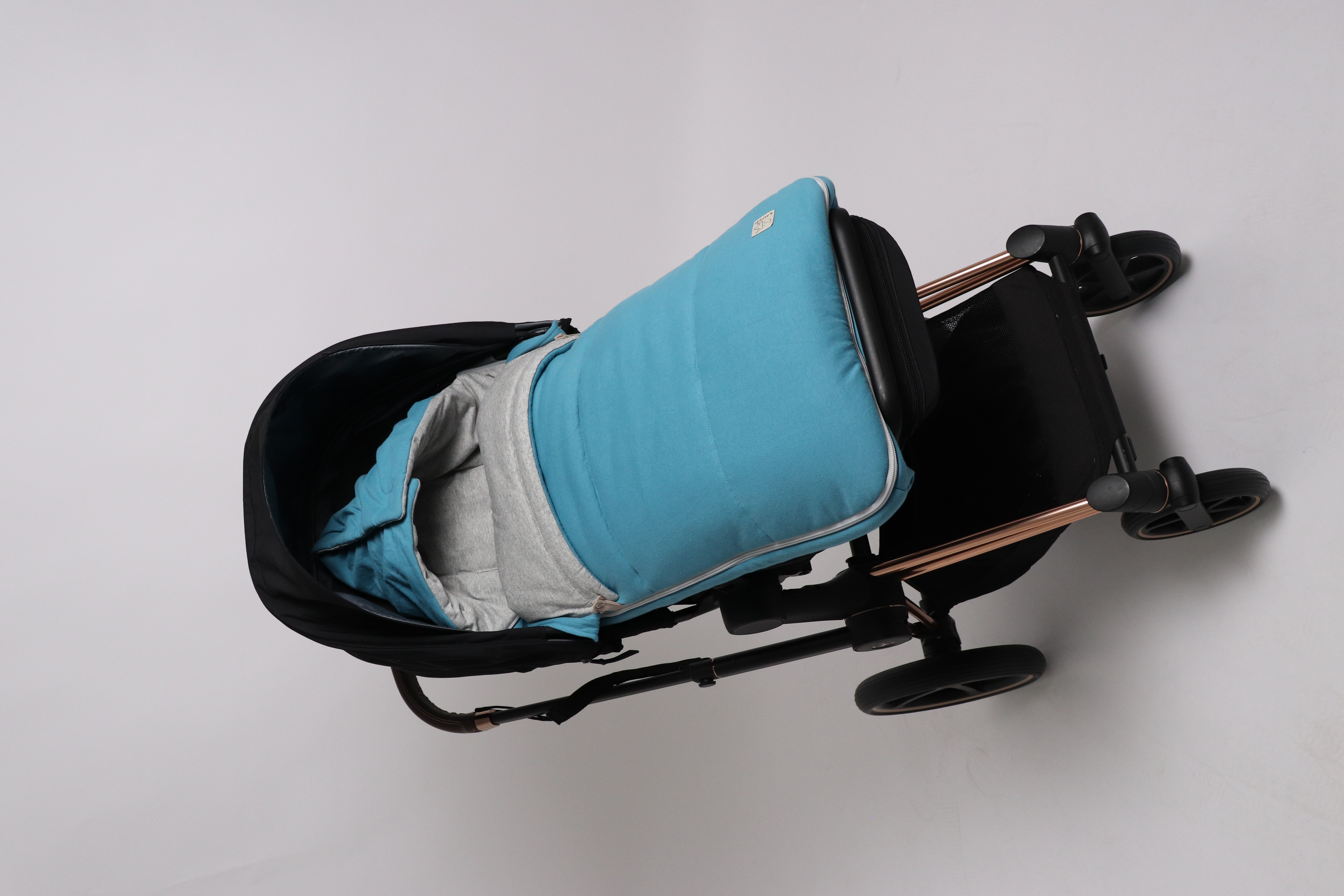 Sommer Fußsack in der Farbe agean blue in einem Kinderwagen eingesetzt