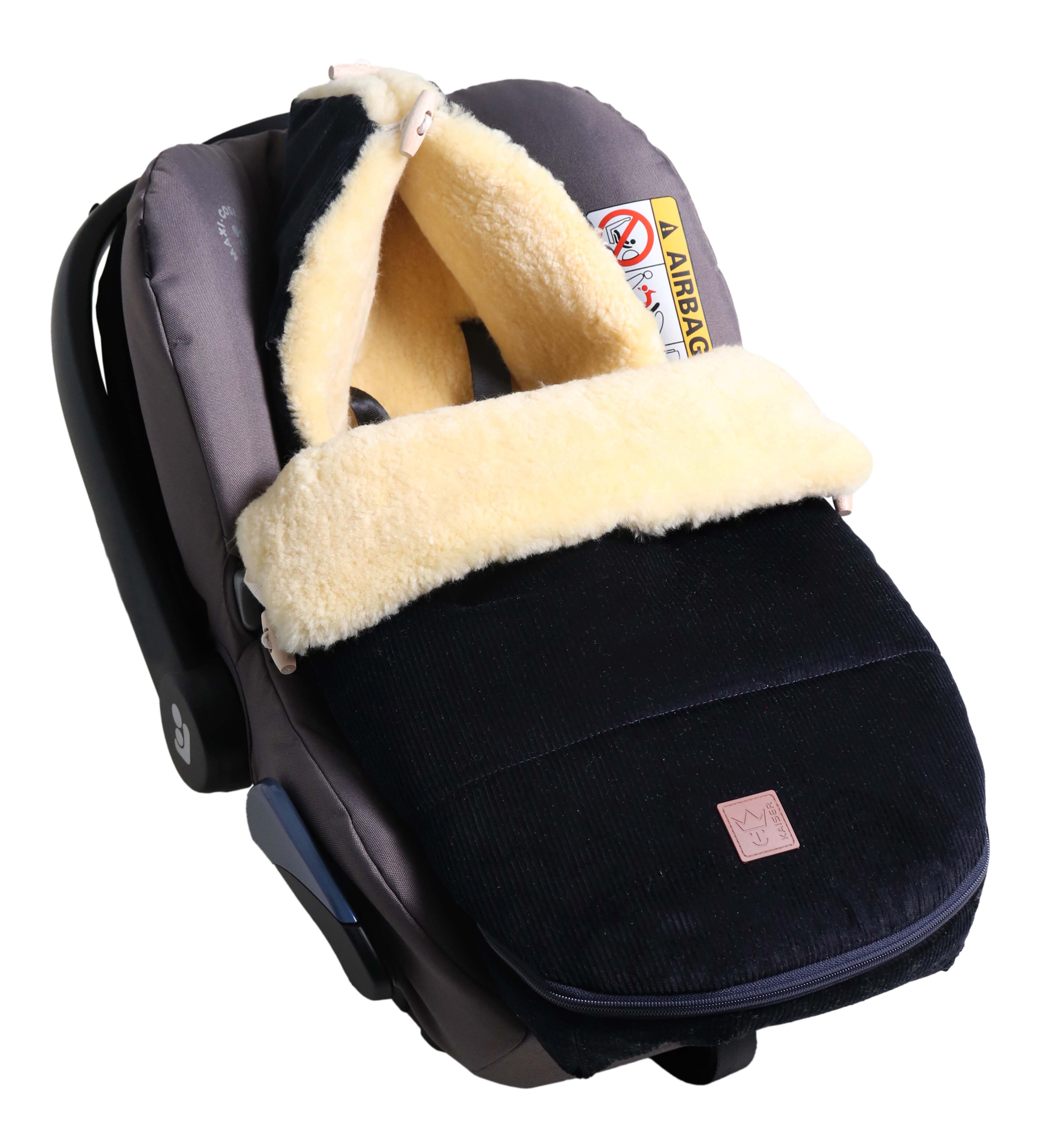 FILIA CORD Babyschalen Fußsack mit Lammfell in der Farbe dark blue sea in Babyschale eingesetzt