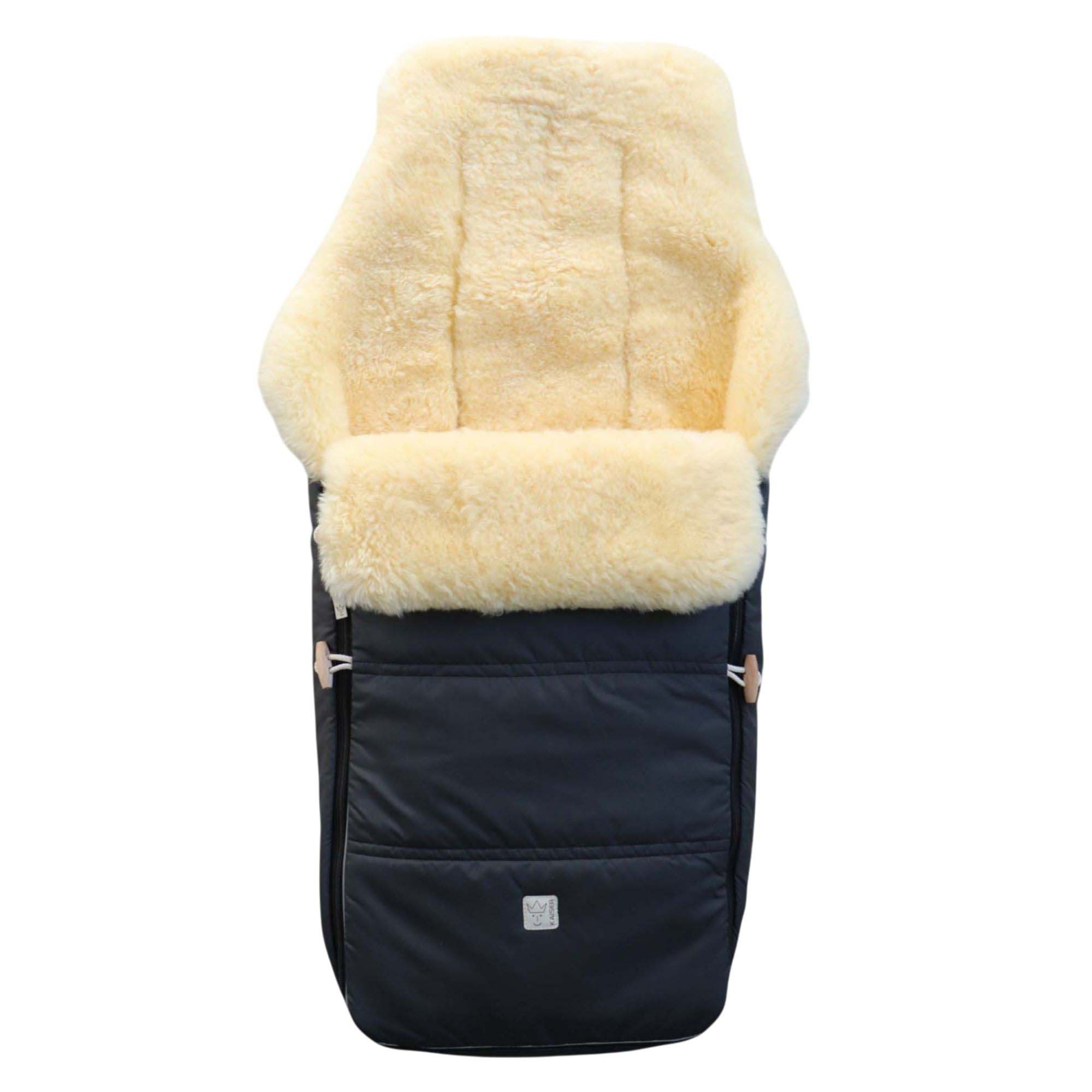 Fußsack in anthracite mit cremefarbenem Lammfell, geöffnet und aufrecht stehend fotografiert