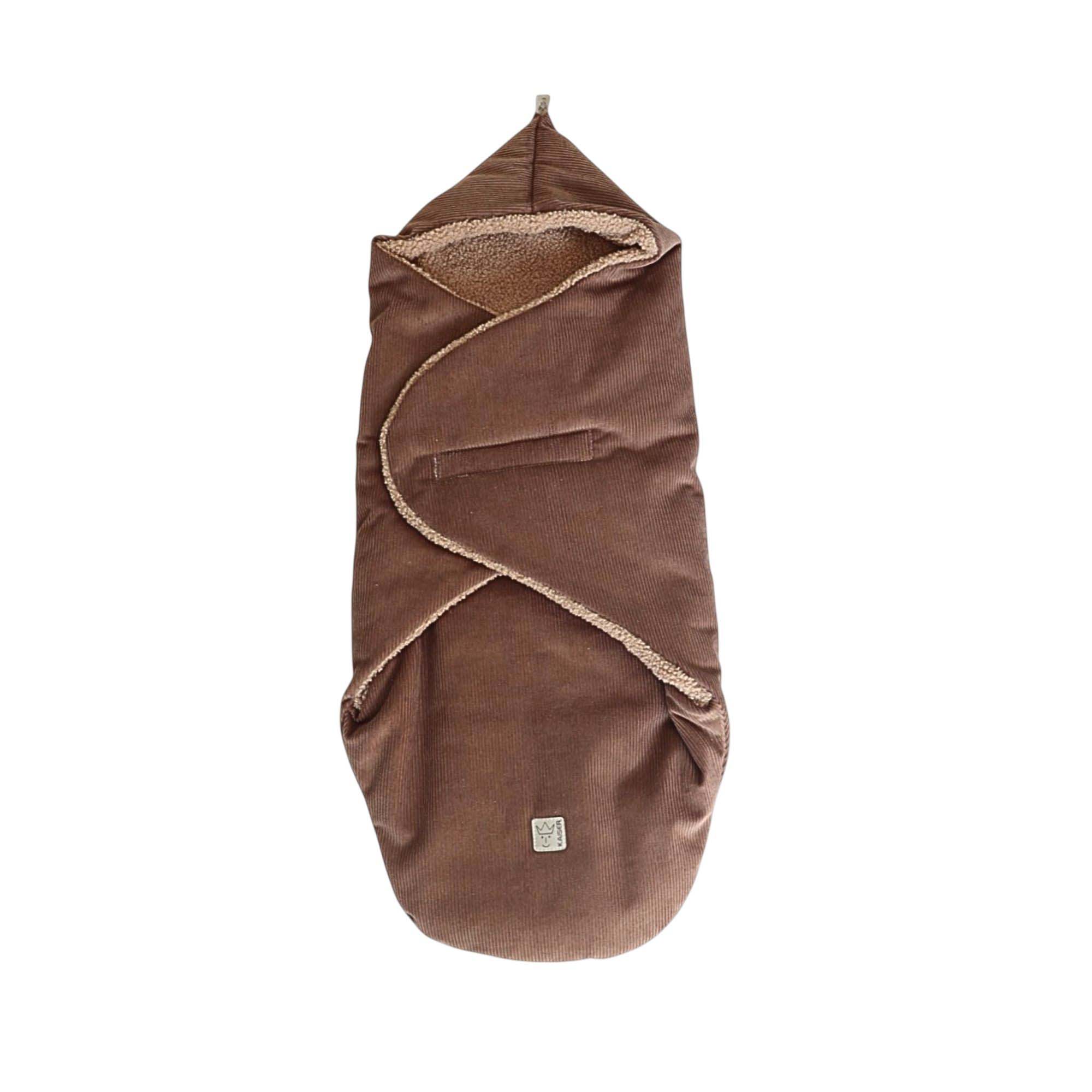 Brauner Einschlag-Fußsack mit Kapuze aus Cordstoff und weichem Futter, aufgeklappt dargestellt.