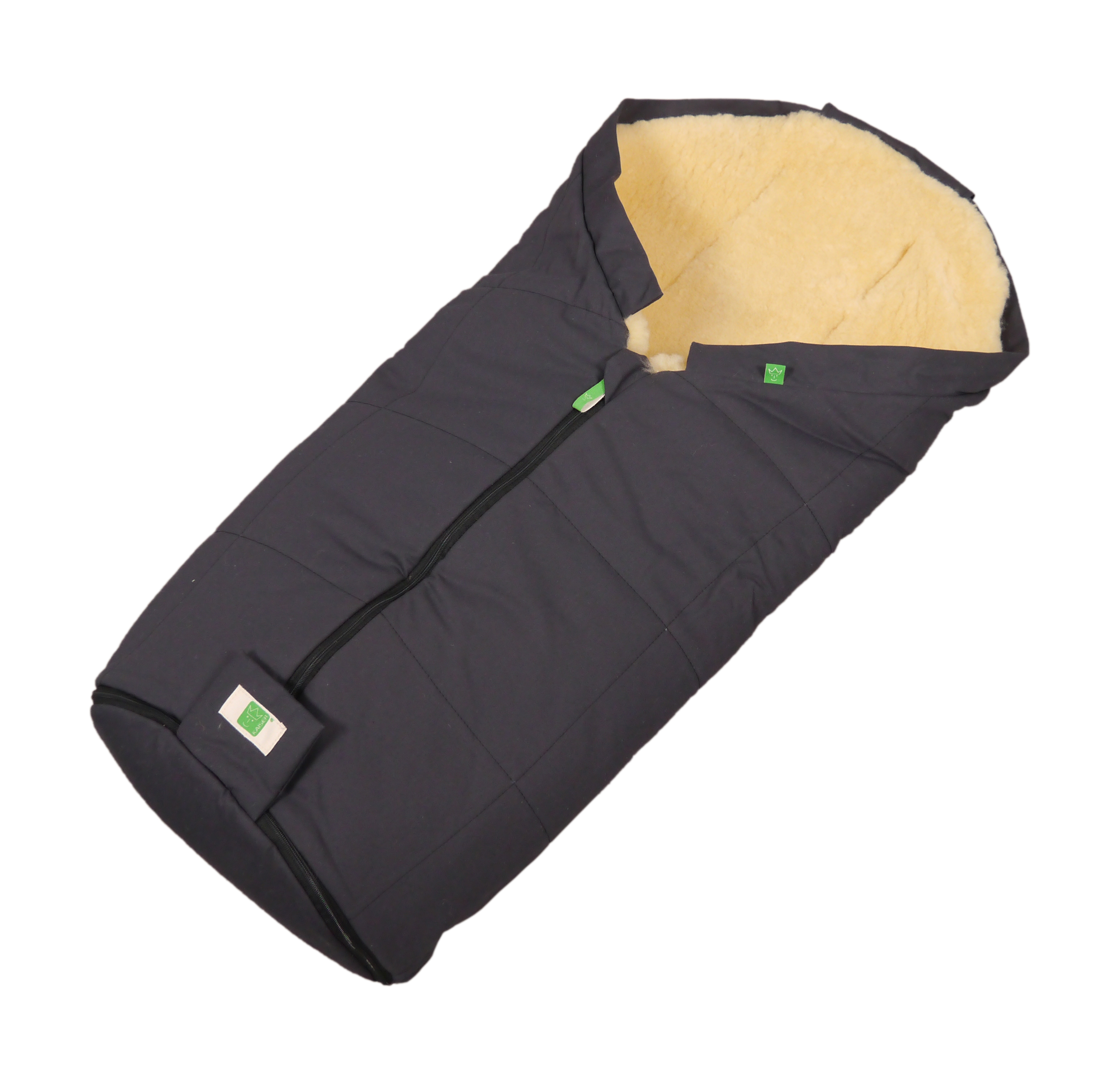 Fußsack mit dem Lammfell-Innenfutter in der Farbe dark anthracite liegt horizontal