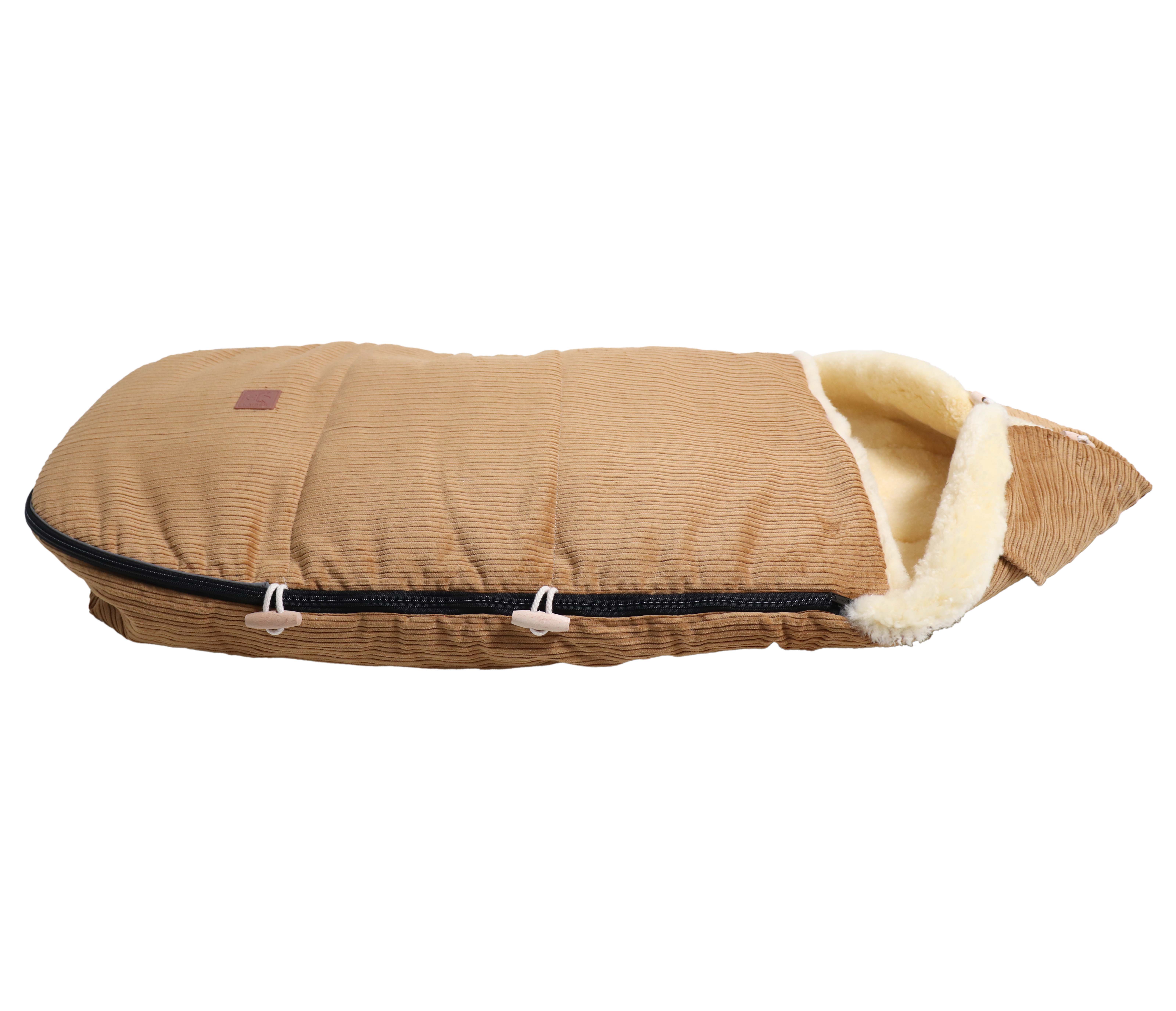 Fußsack mit dem Lammfell-Innenfutter in der Farbe camel liegt horizontal