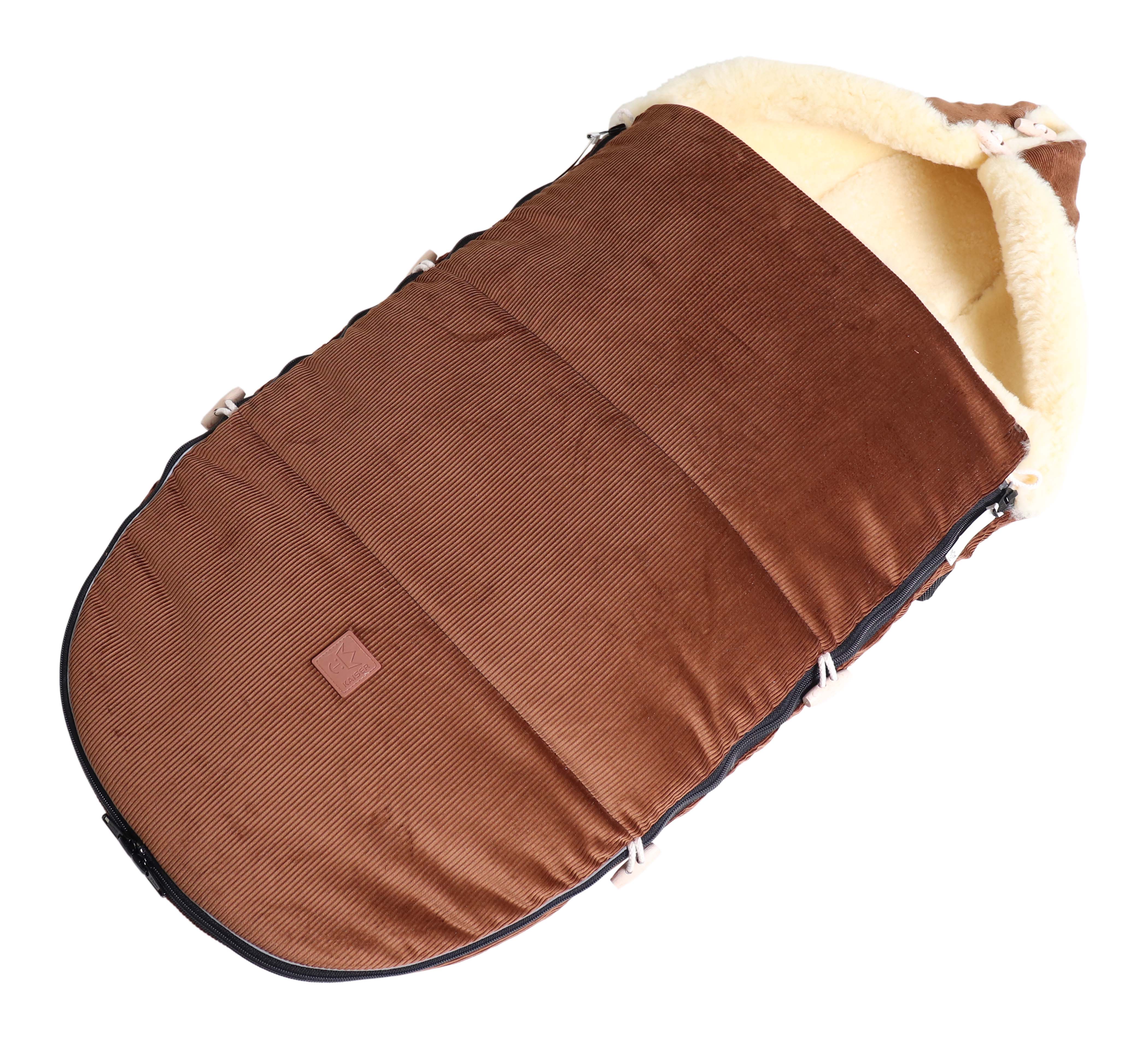 Fußsack mit dem Lammfell-Innenfutter in der Farbe brown liegt quer