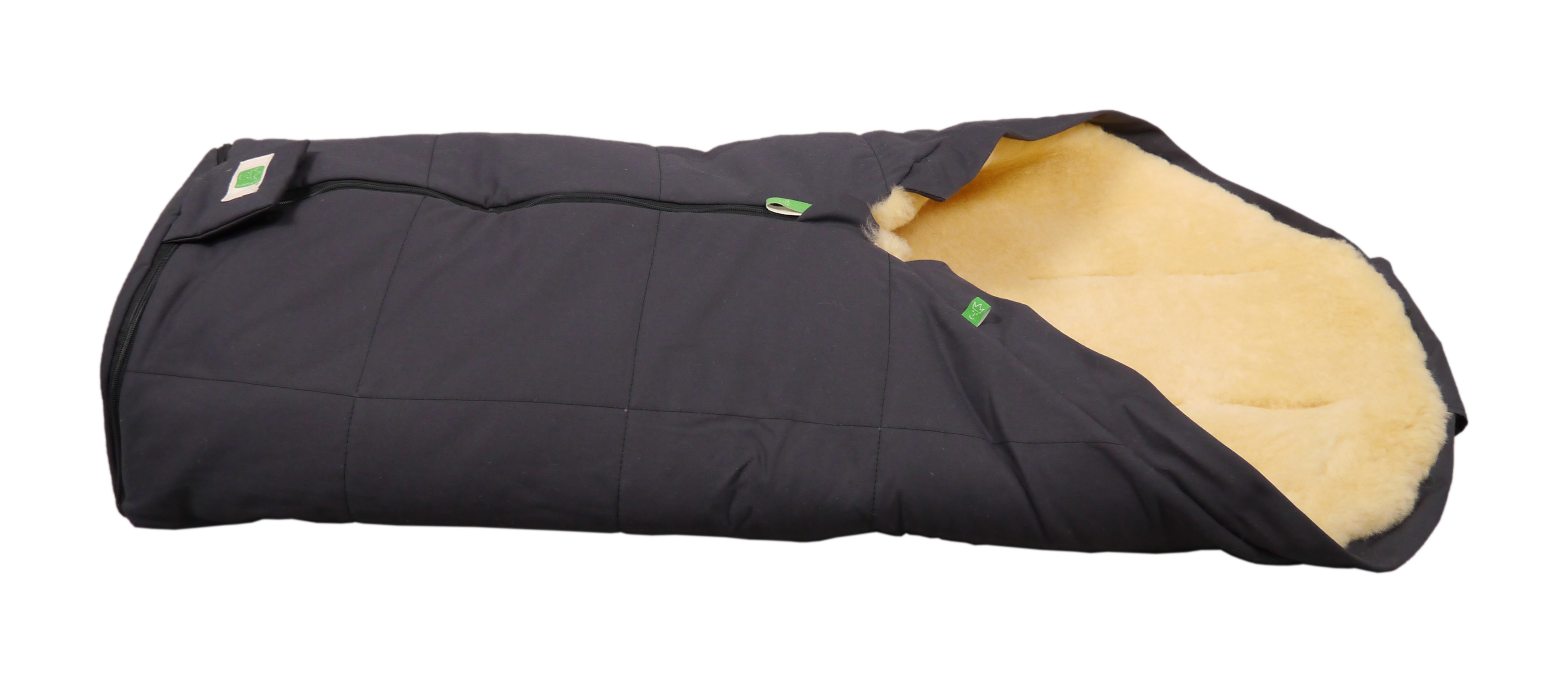 Fußsack mit dem Lammfell-Innenfutter in der Farbe dark anthracite liegt quer