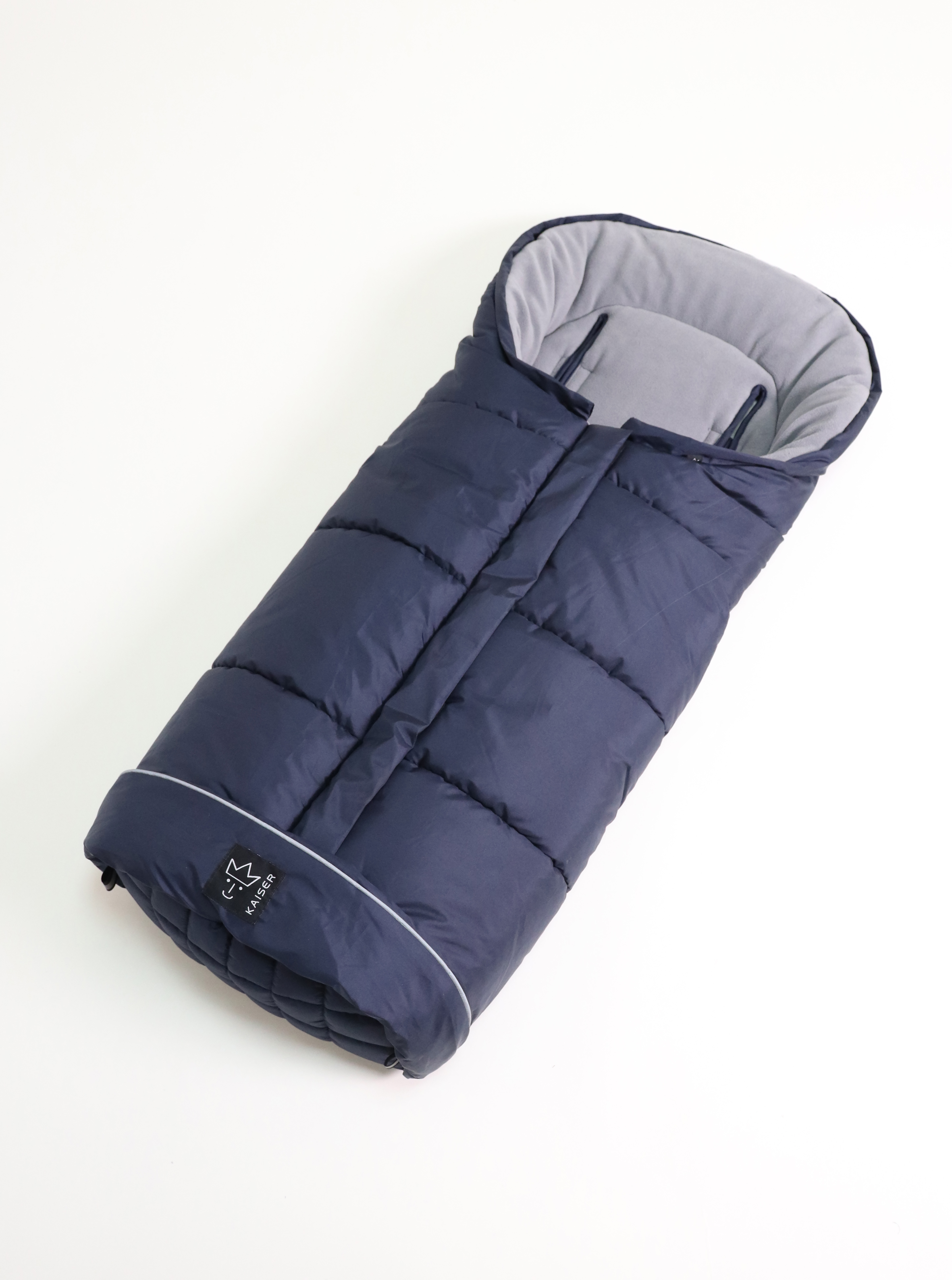 Thermofußsack in navy mit schwarzem Logo liegt quer
