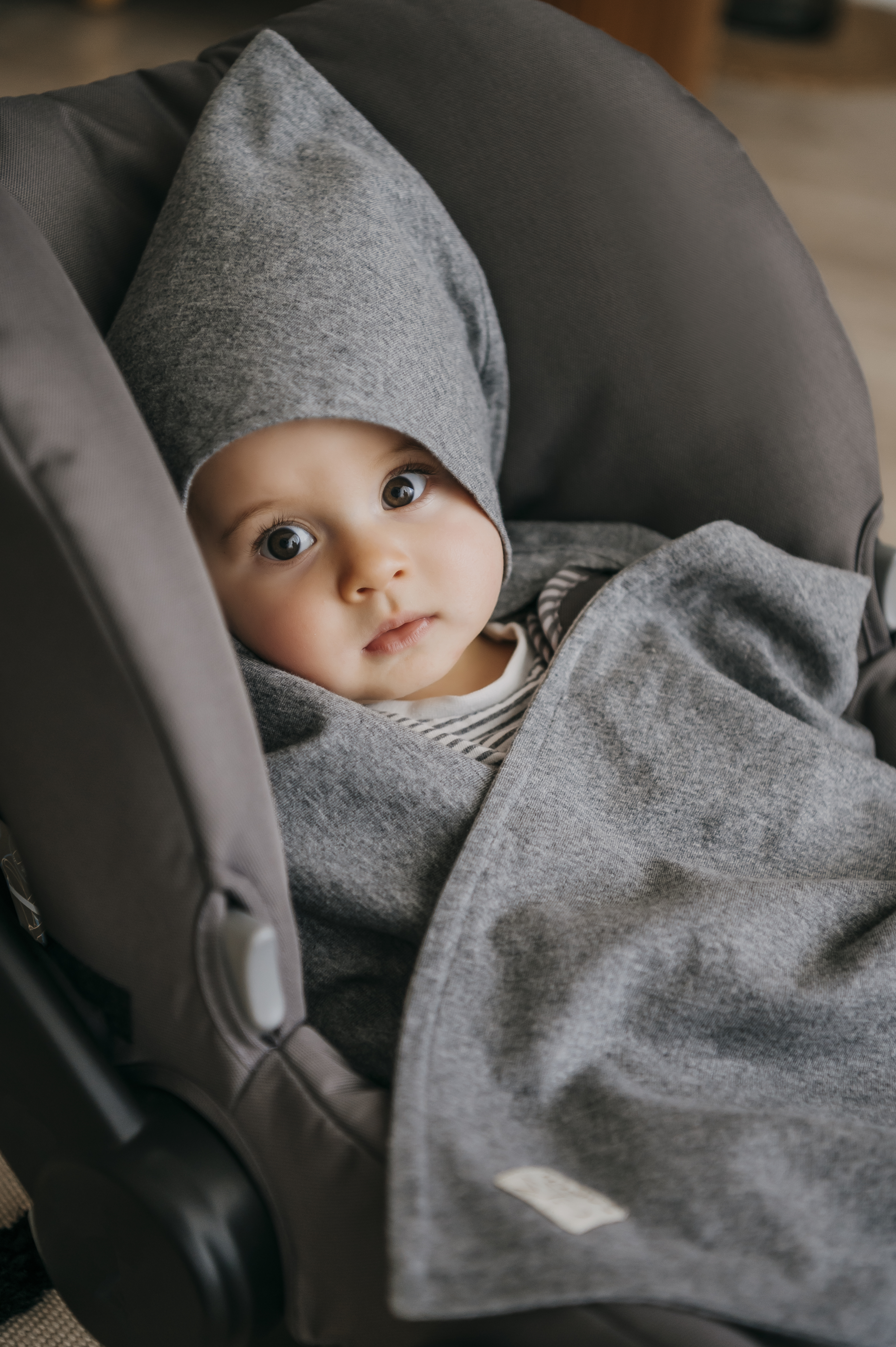 Baby eingewickelt in JERSEY Summer Beach Einschlagdecke in der Farbe dark Grey