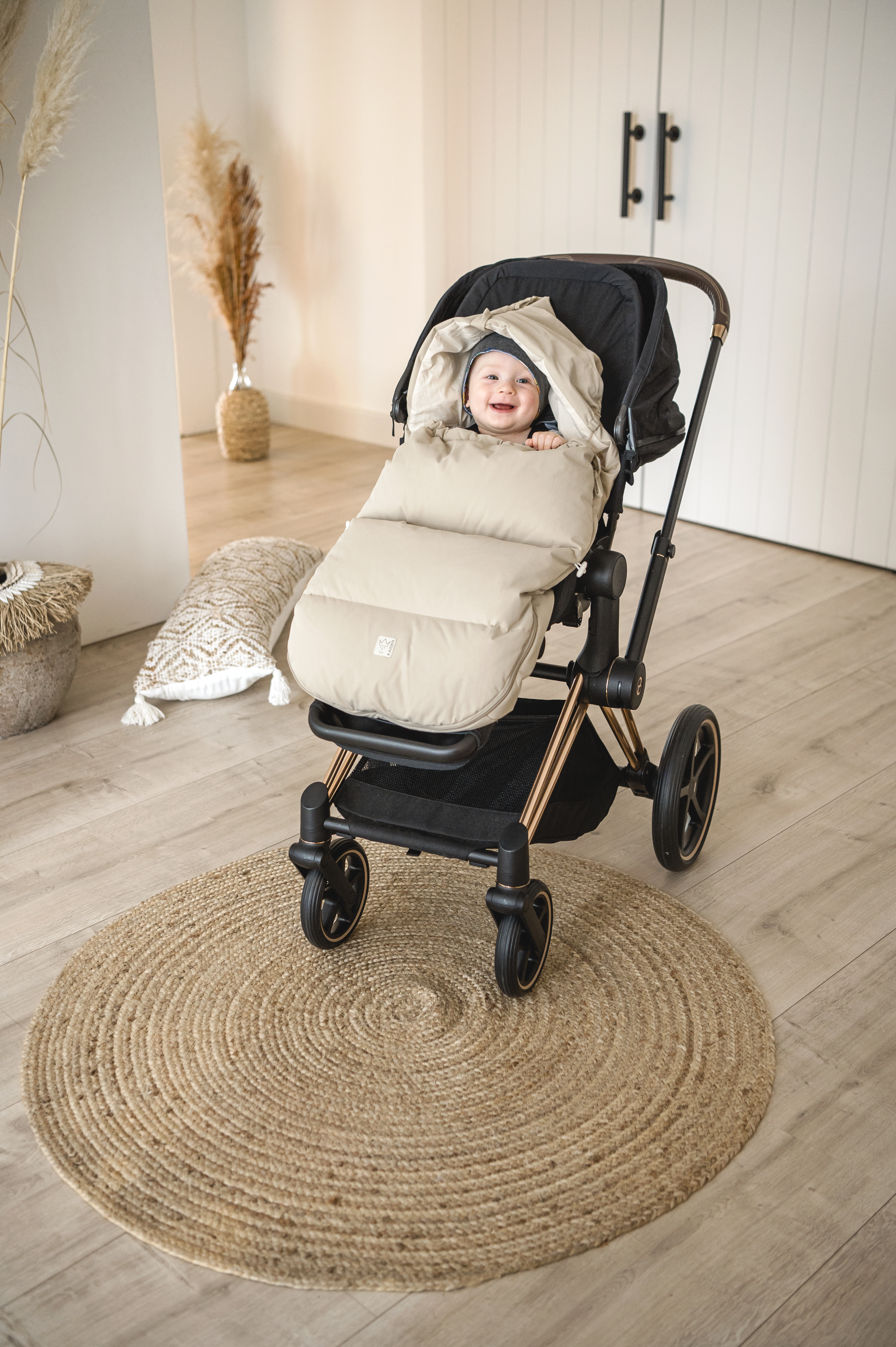 Thermofußsack in sand ist in einem Kinderwagen eingesetzt