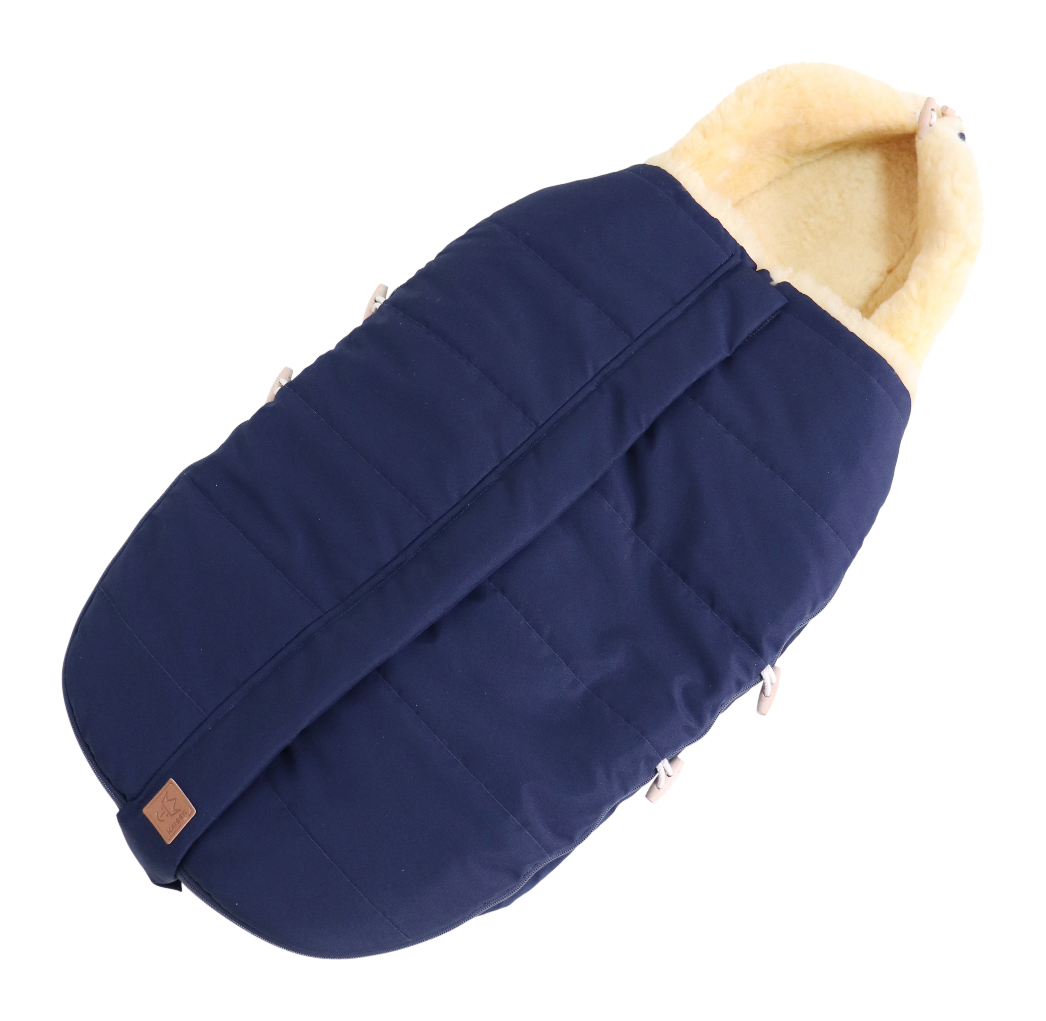 Fußsack mit dem Lammfell-Innenfutter in der Farbe Navy liegt quer