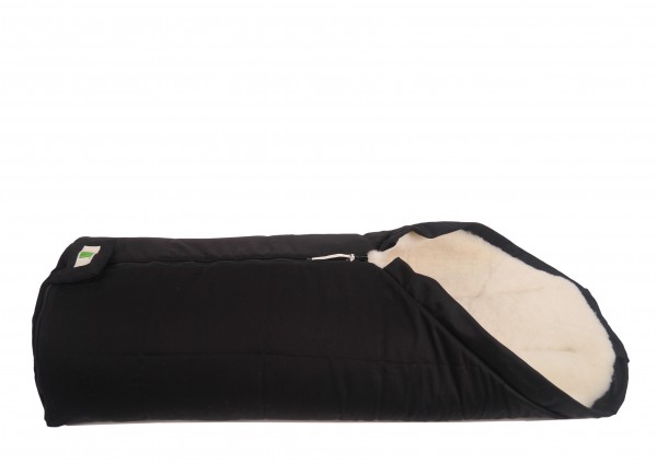 Winterfußsack in der Farbe schwarz für Kinderwagen mit Lammfell liegt horizontal