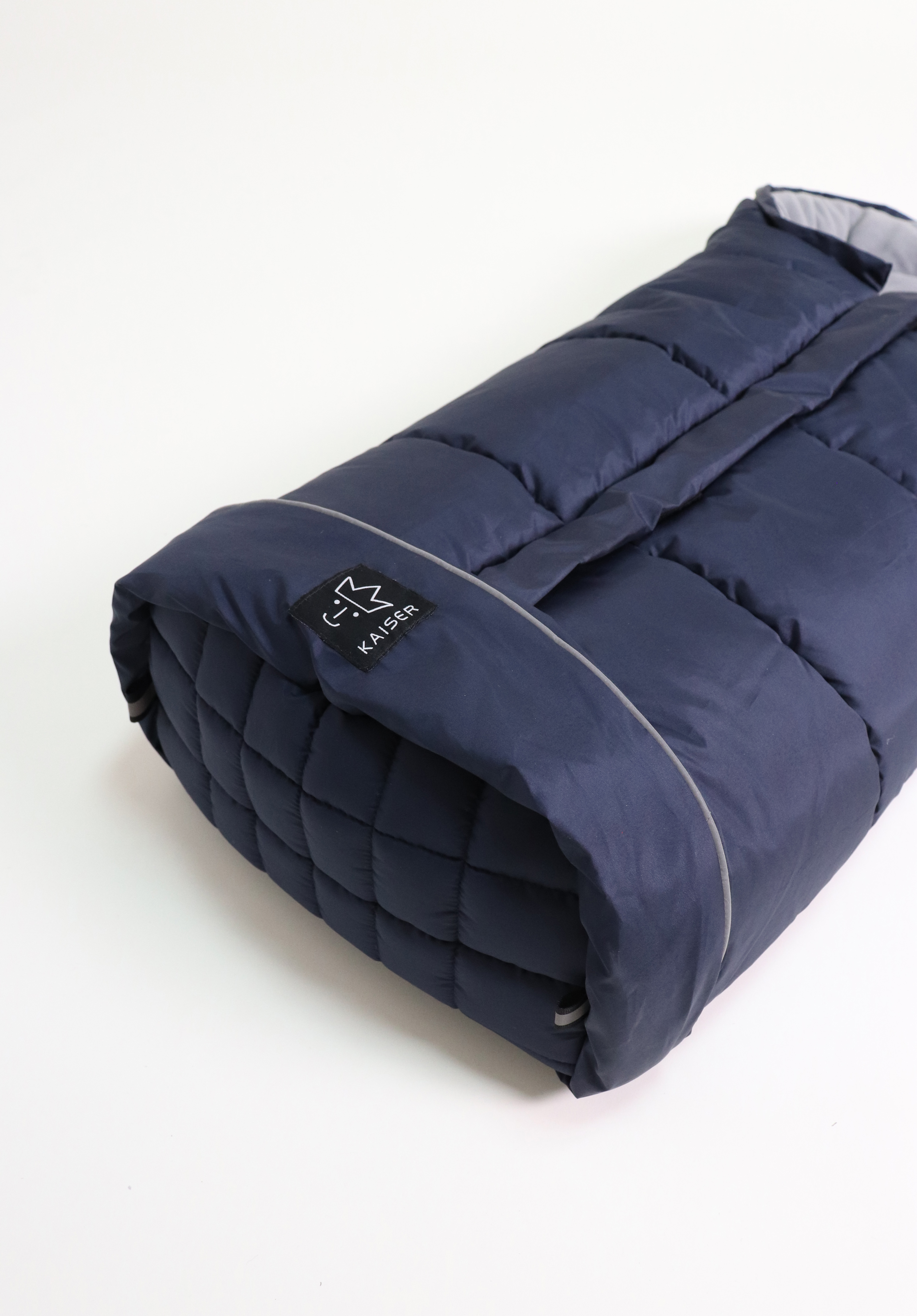 Detailaufnahme Fußsacks in der Farbe Navy mit seitlichem Reißverschluss und gestepptem Bodenbereich.