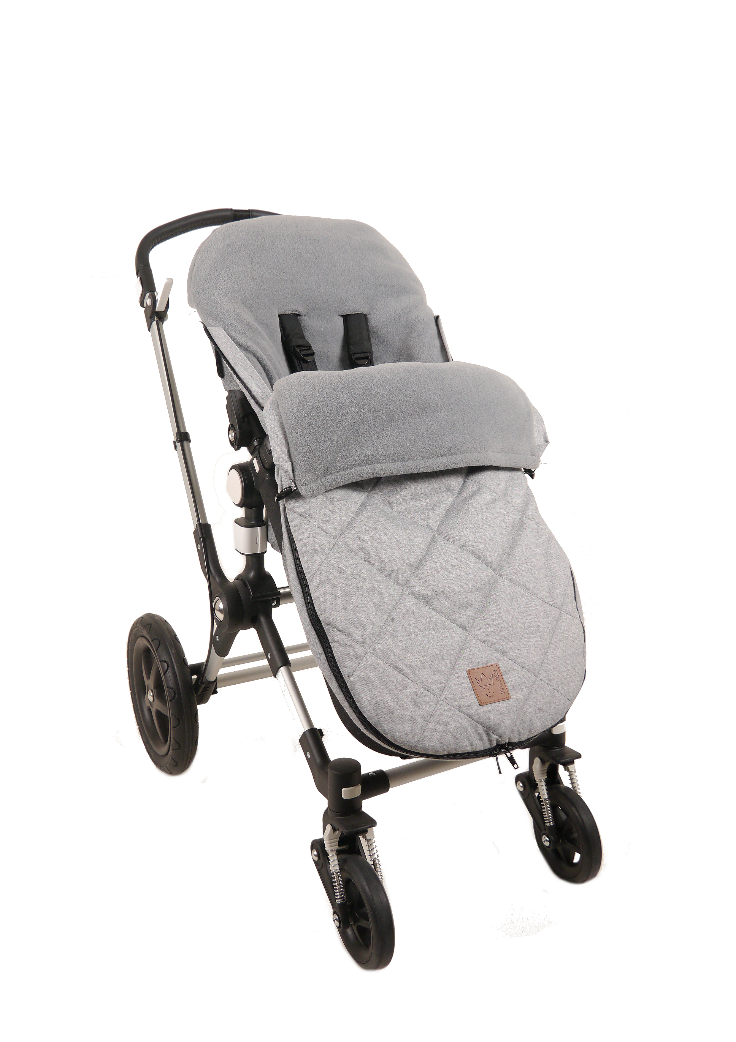 Kinderwagen mit hellgrauem Winterfußsack und weichem Fleece-Innenfutter