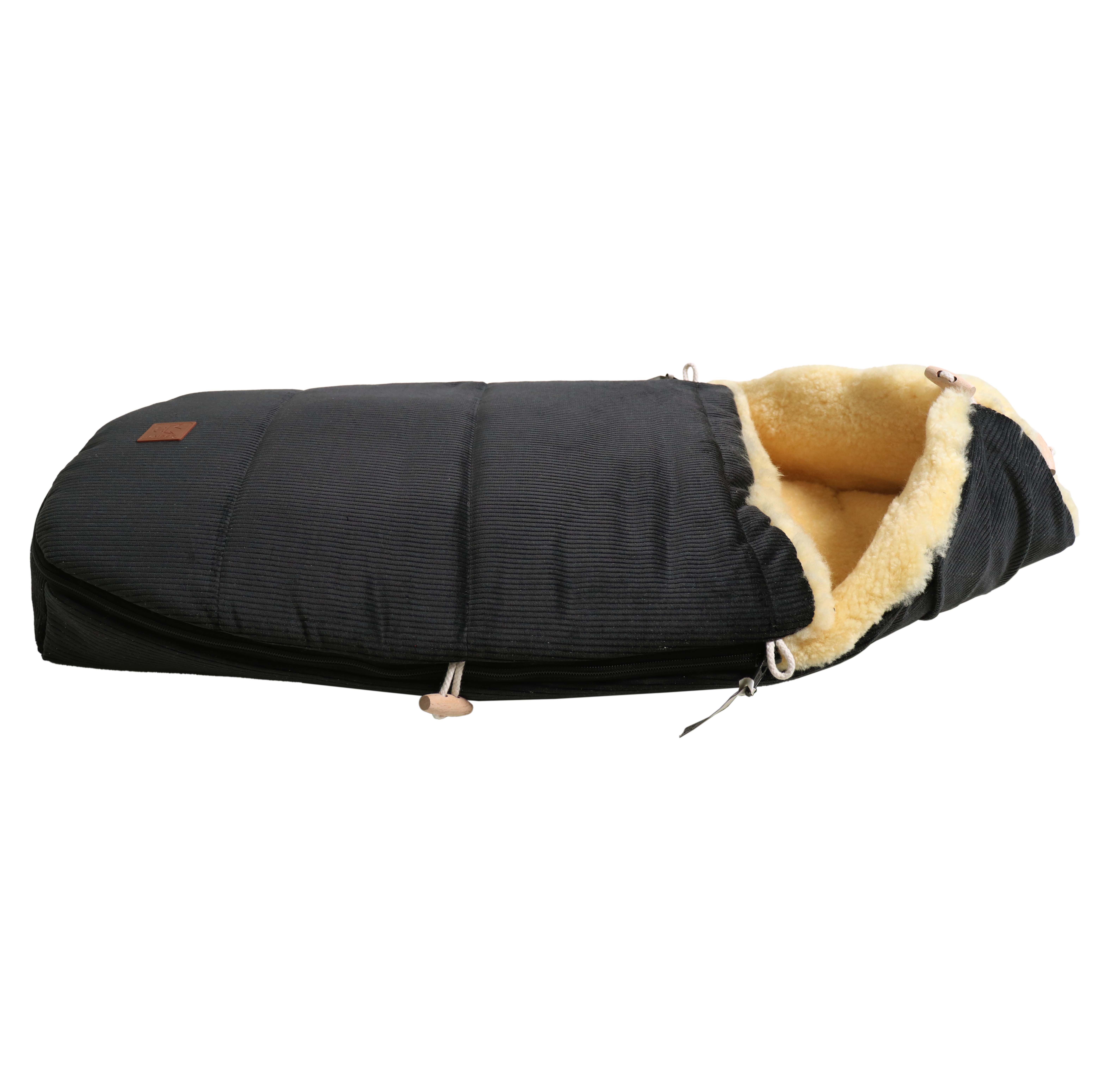 FILIA CORD Babyschalen Fußsack mit Lammfell in der Farbe Black, Seitenansicht liegend