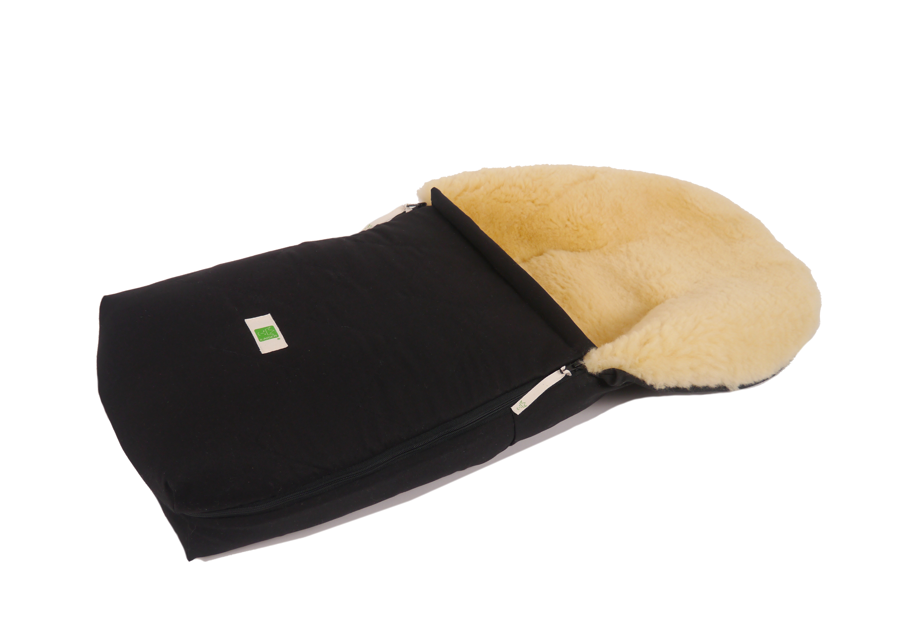 Lammfell-Fußsack von Kaiser in black, geöffnet, seitlich