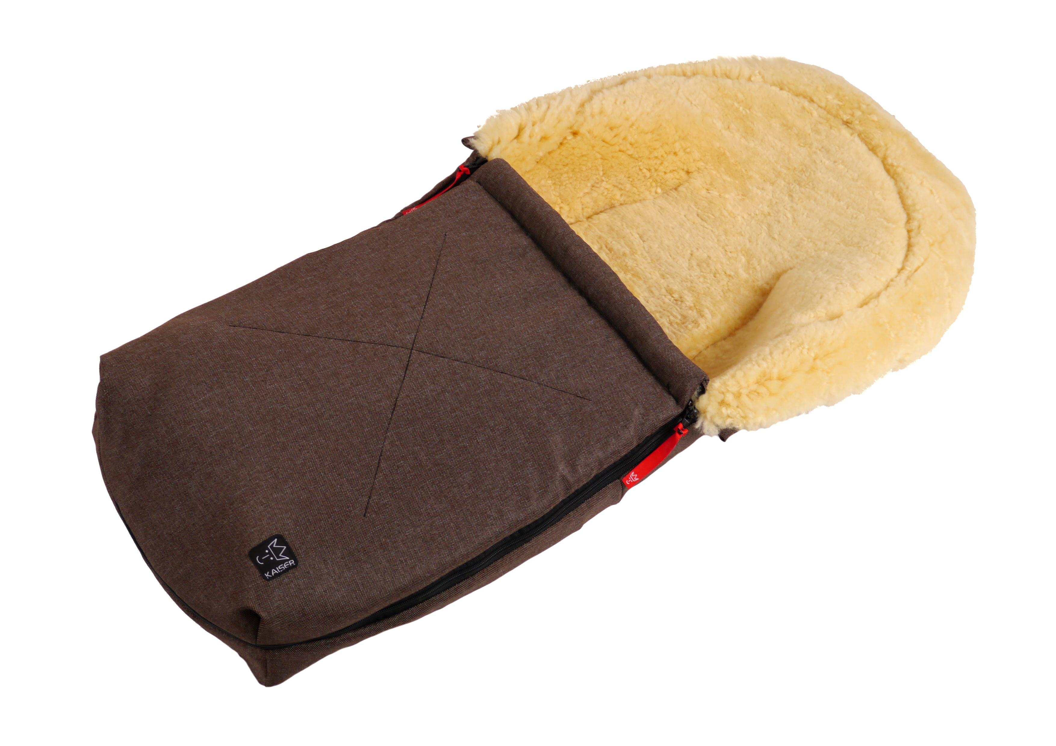 Lammfell-Fußsack von Kaiser, geöffnet, seitliche Perspektive