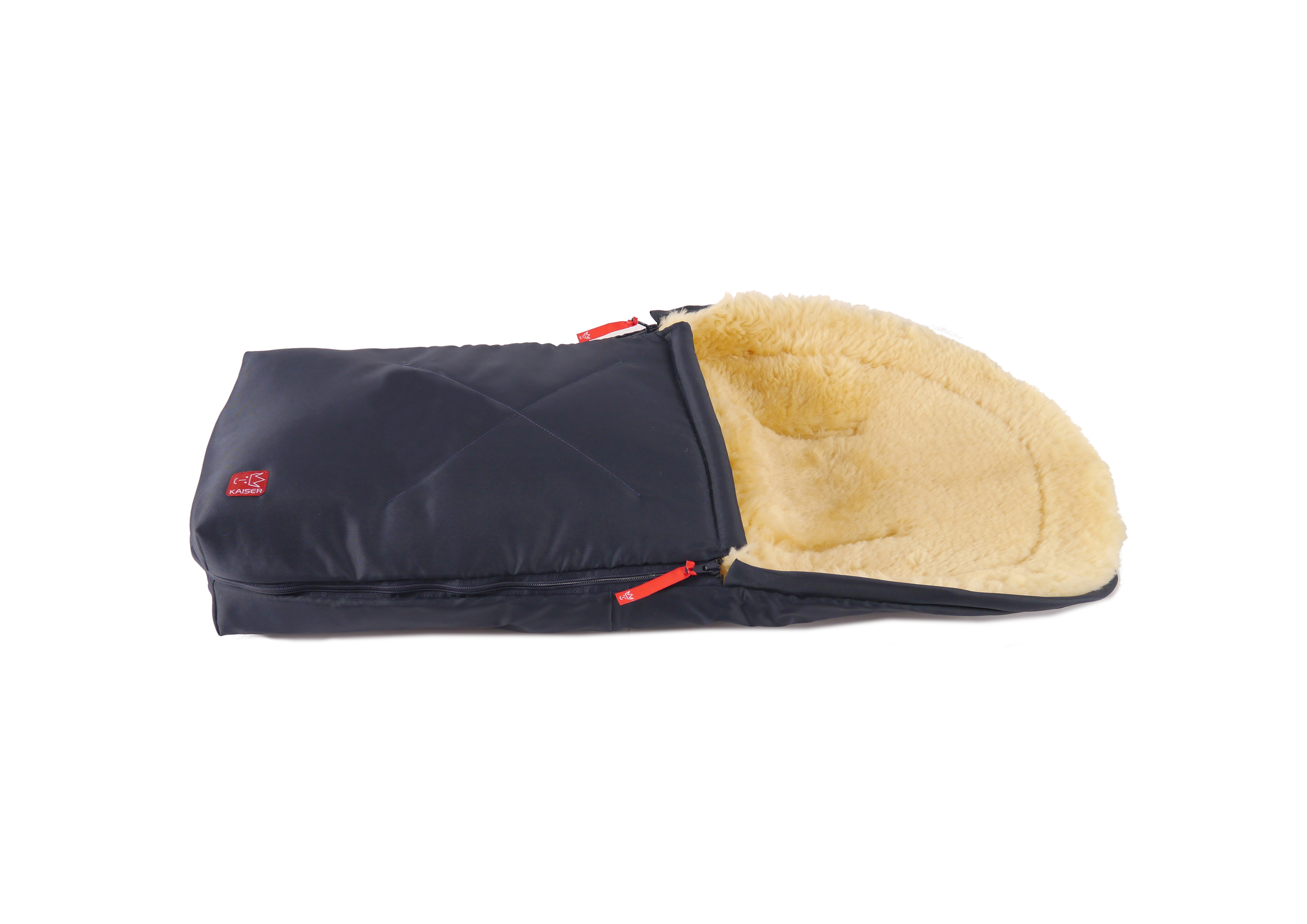 Lammfell-Fußsack von Kaiser, liegend, seitlich geöffnet