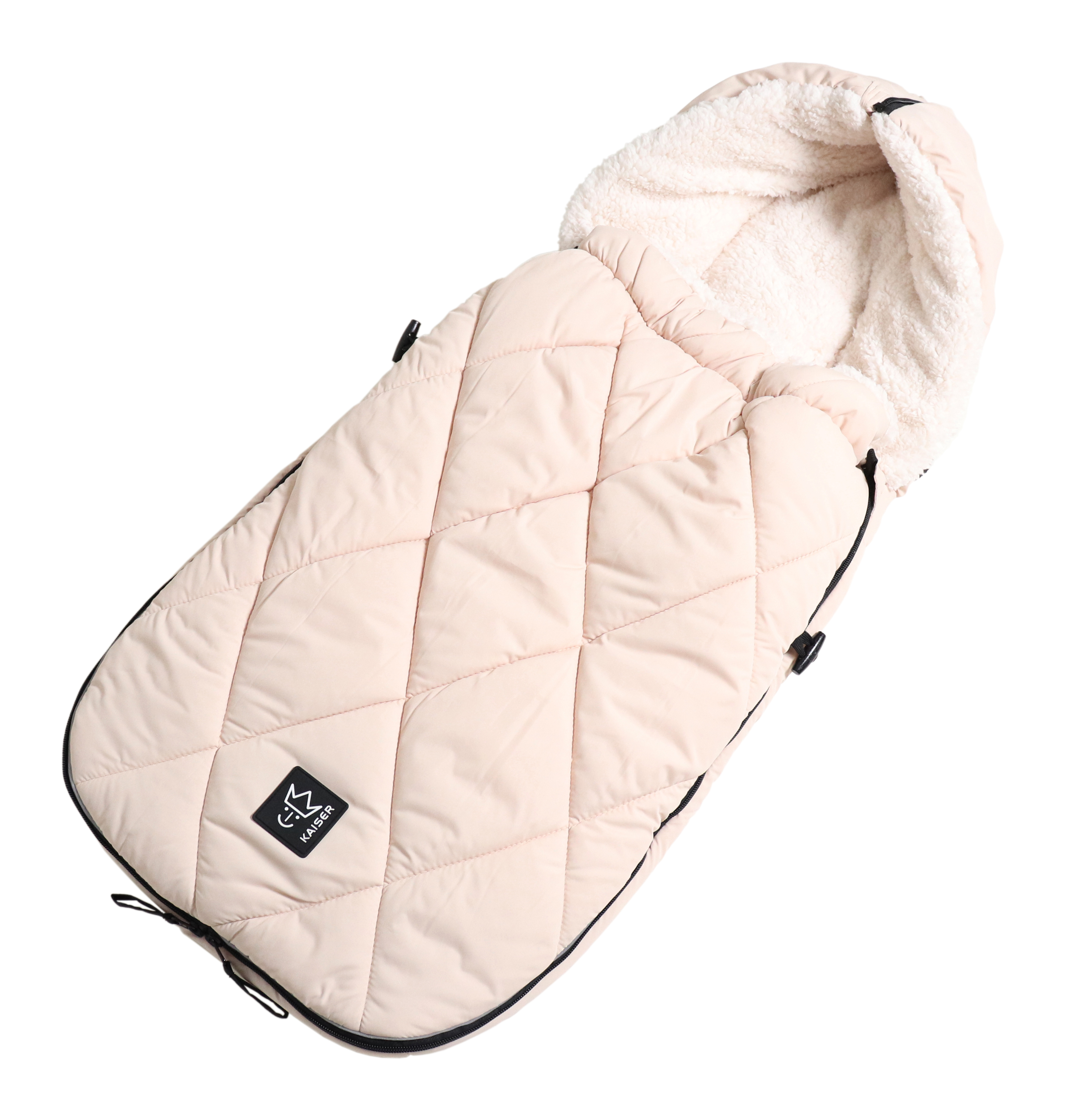 Fußsack mit einem Sherpa-Futter in der Farbe sand-creme liegt quer